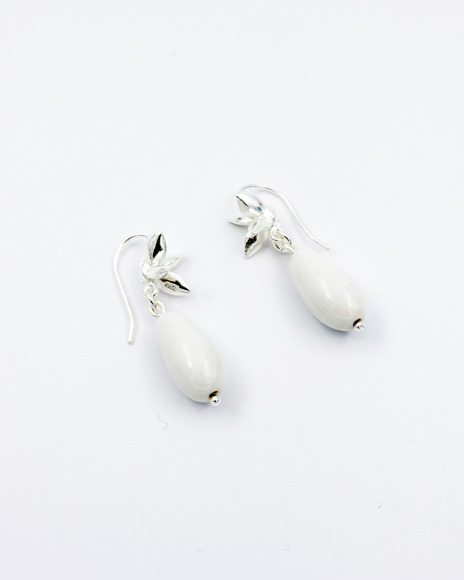 Pidetty Onerva-korvakorut hopea posliini