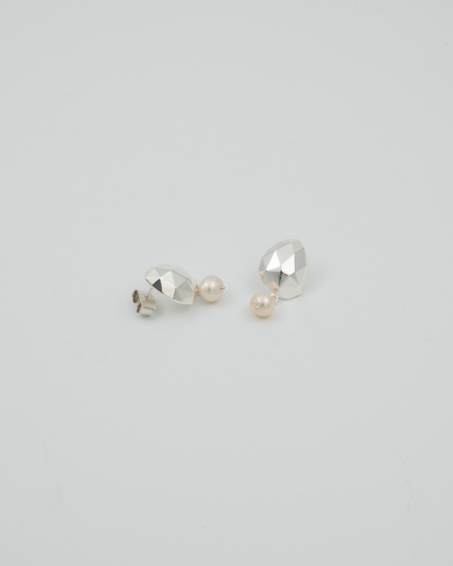 Pidetty Maman Aurore -korvakorut hopea helmi