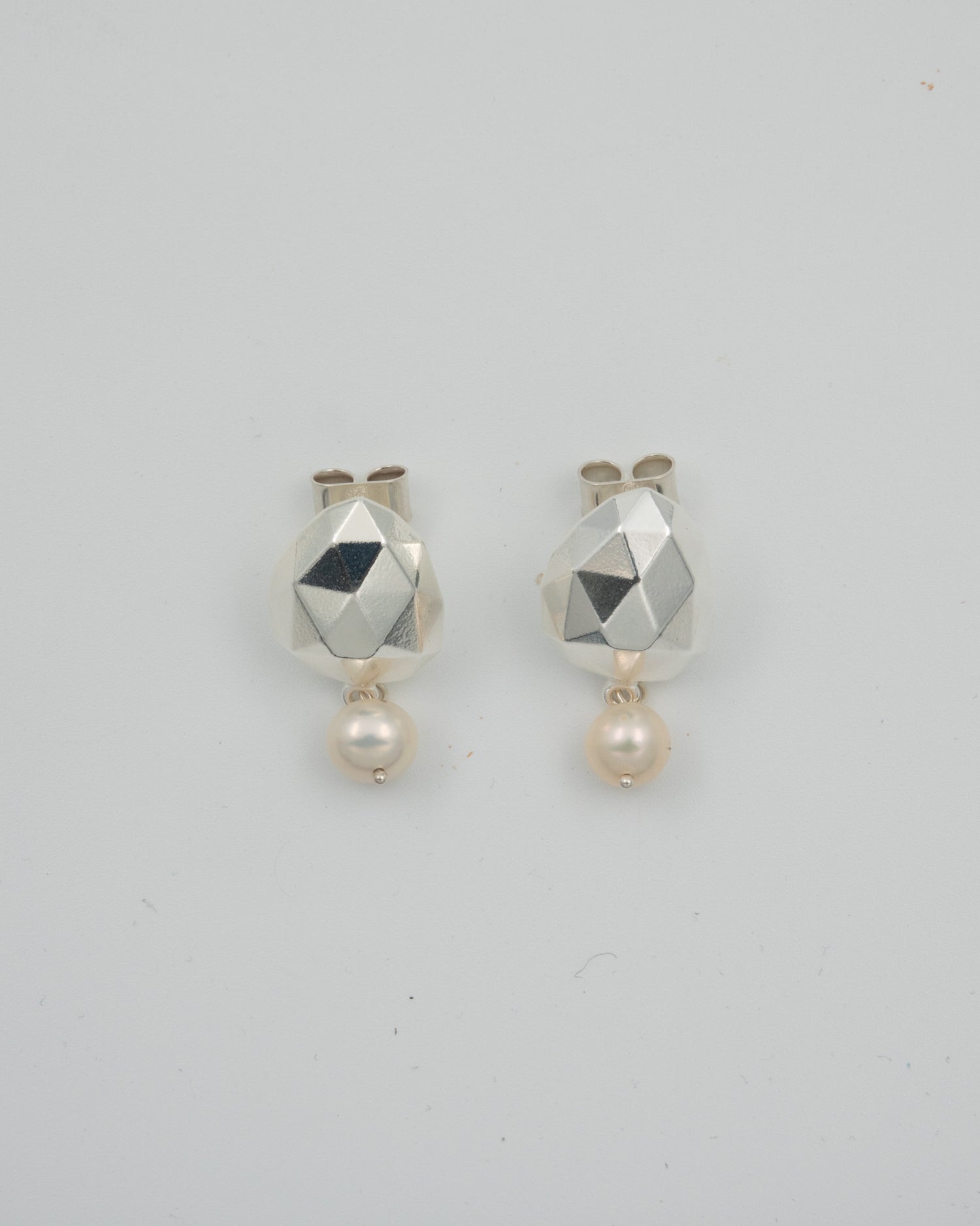 Pidetty Maman Aurore -korvakorut hopea helmi