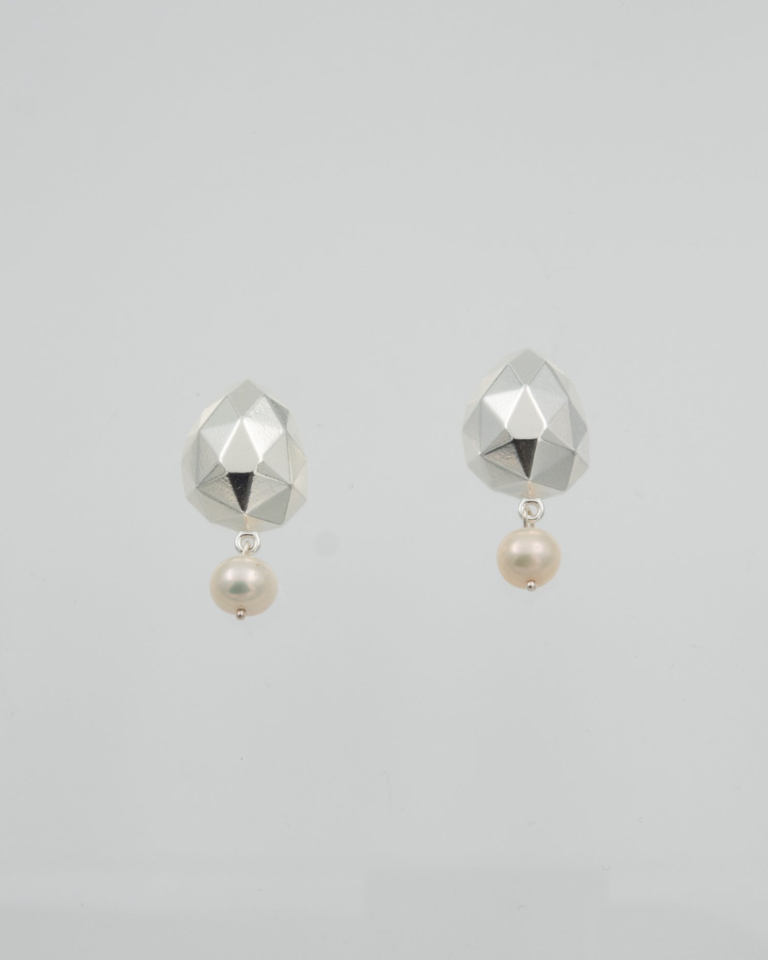 Pidetty Maman Aurore -korvakorut hopea helmi