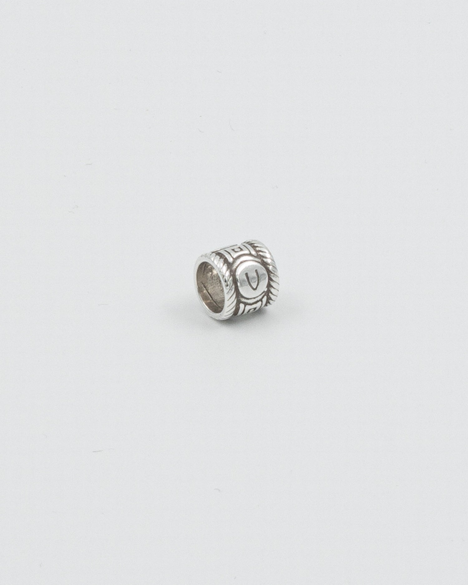 Pidetty My Saaga -kirjainhela V hopea