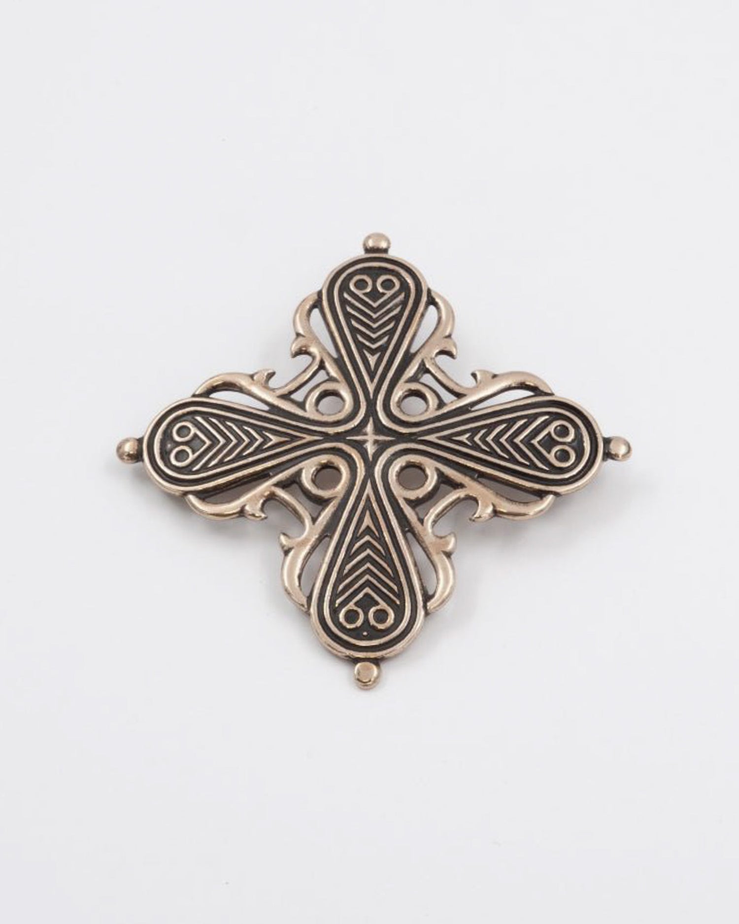 Pidetty Räisälän risti -rintakoru pronssi