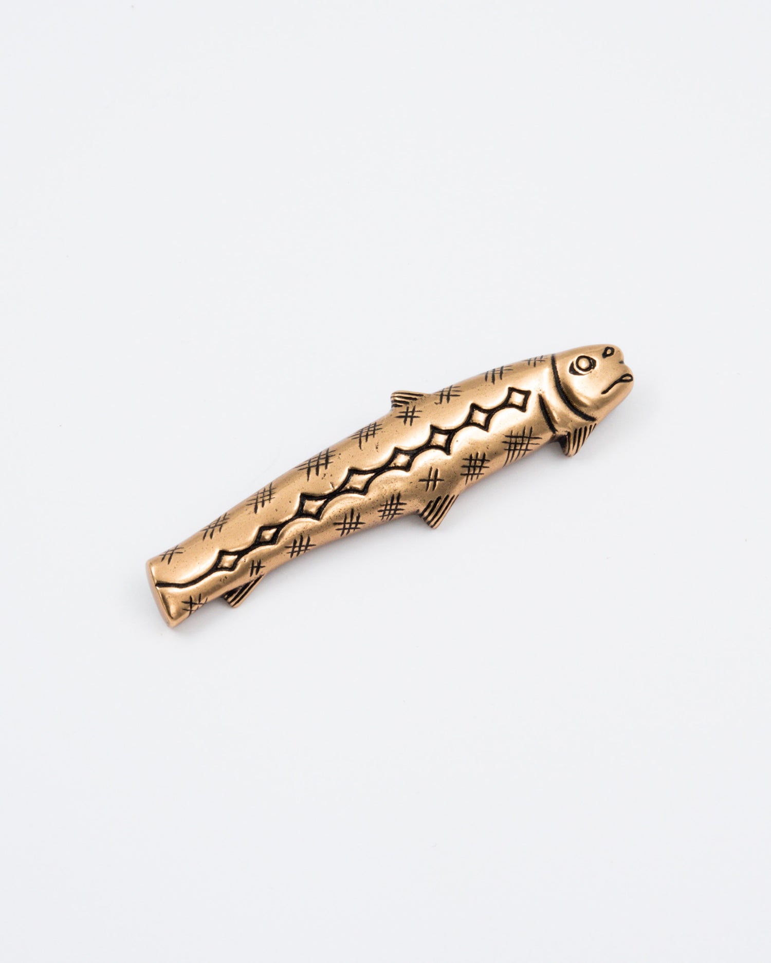 Pidetty Suomuhauki-rintakoru pronssi