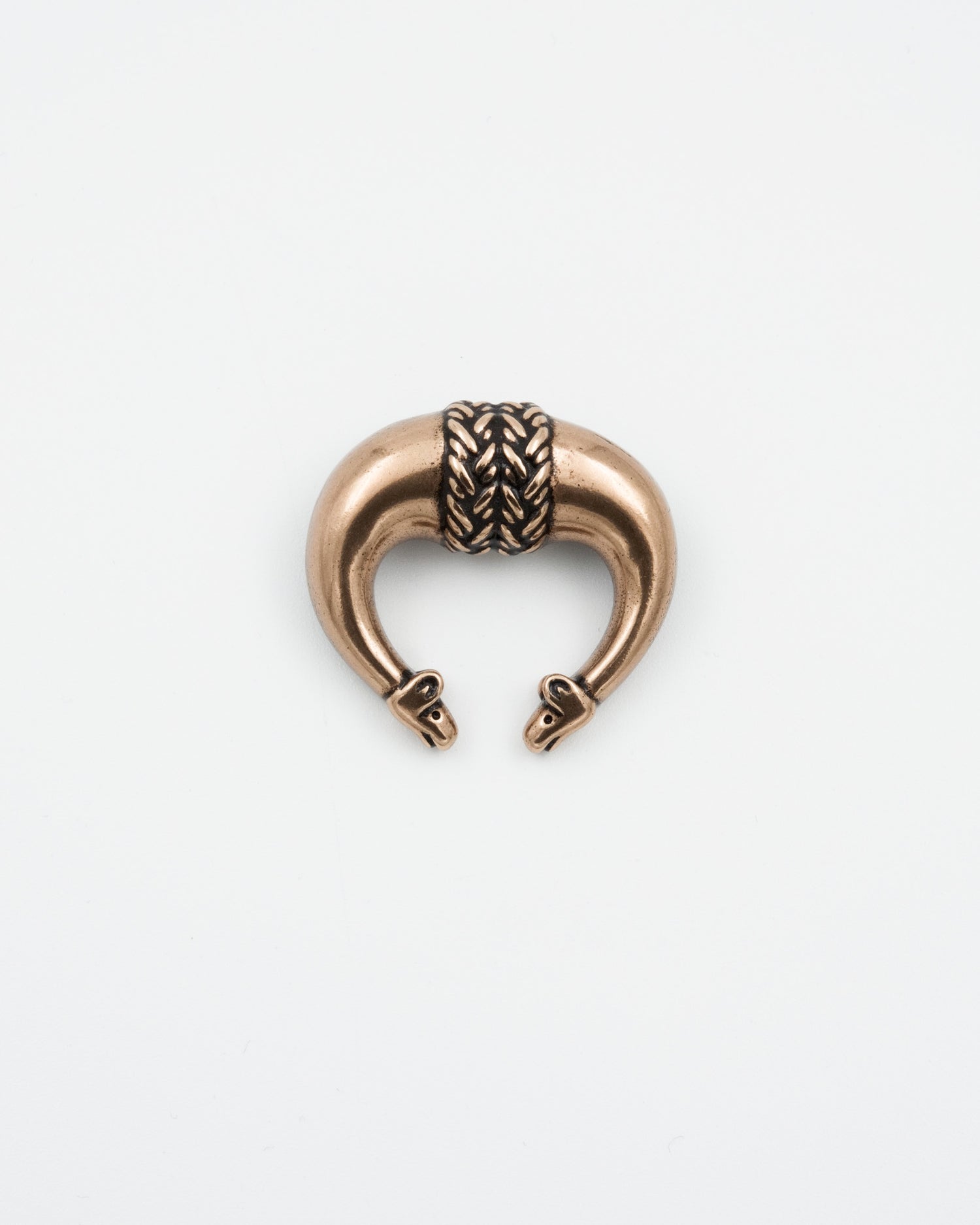 Pidetty Hirvenpää-rintakoru pronssi