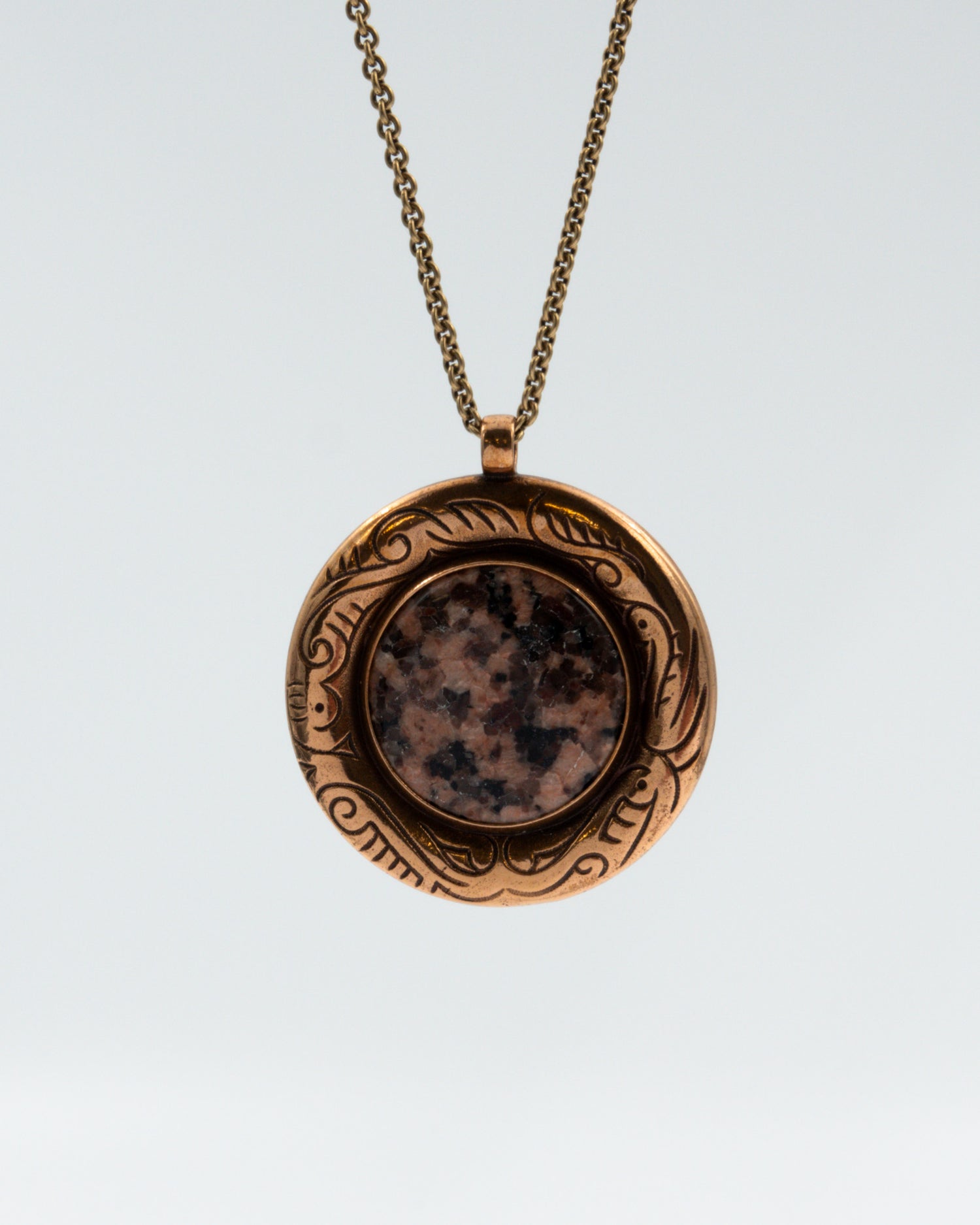 Pidetty 1616-kiviriipus 70 cm pronssi graniitti