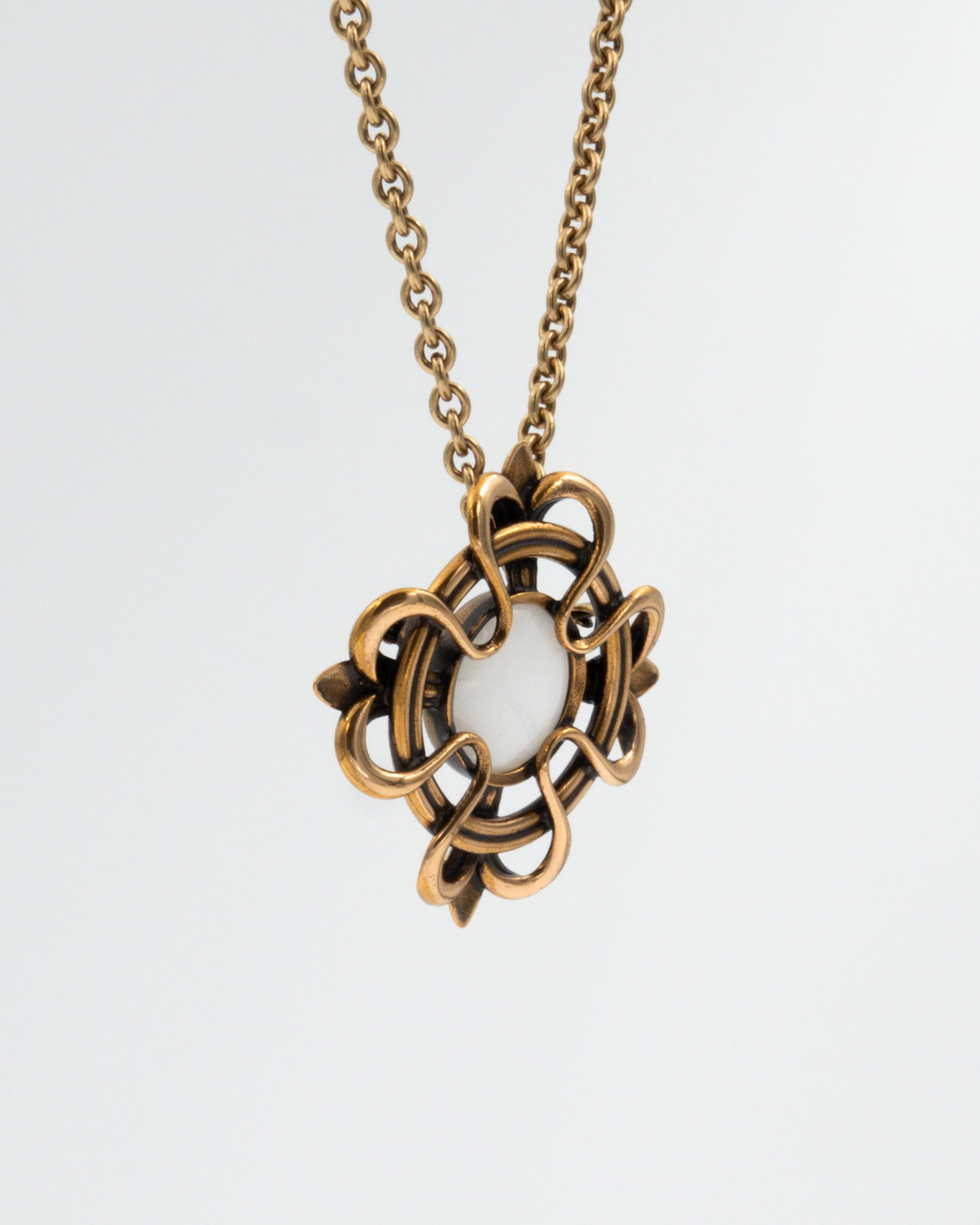 Pidetty Lilja-solkiriipus 55/60 cm pronssi lumikvartsi