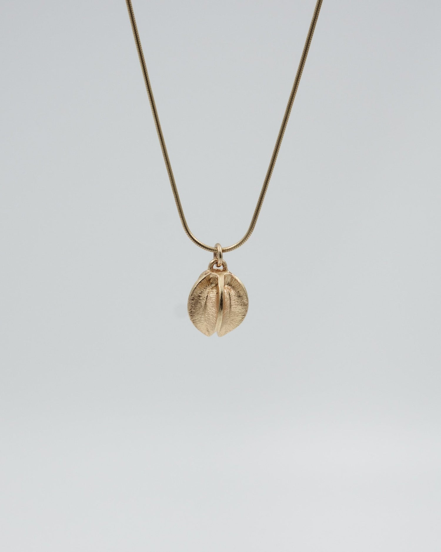 Pidetty Lumikukka-riipus pieni 50 cm pronssi