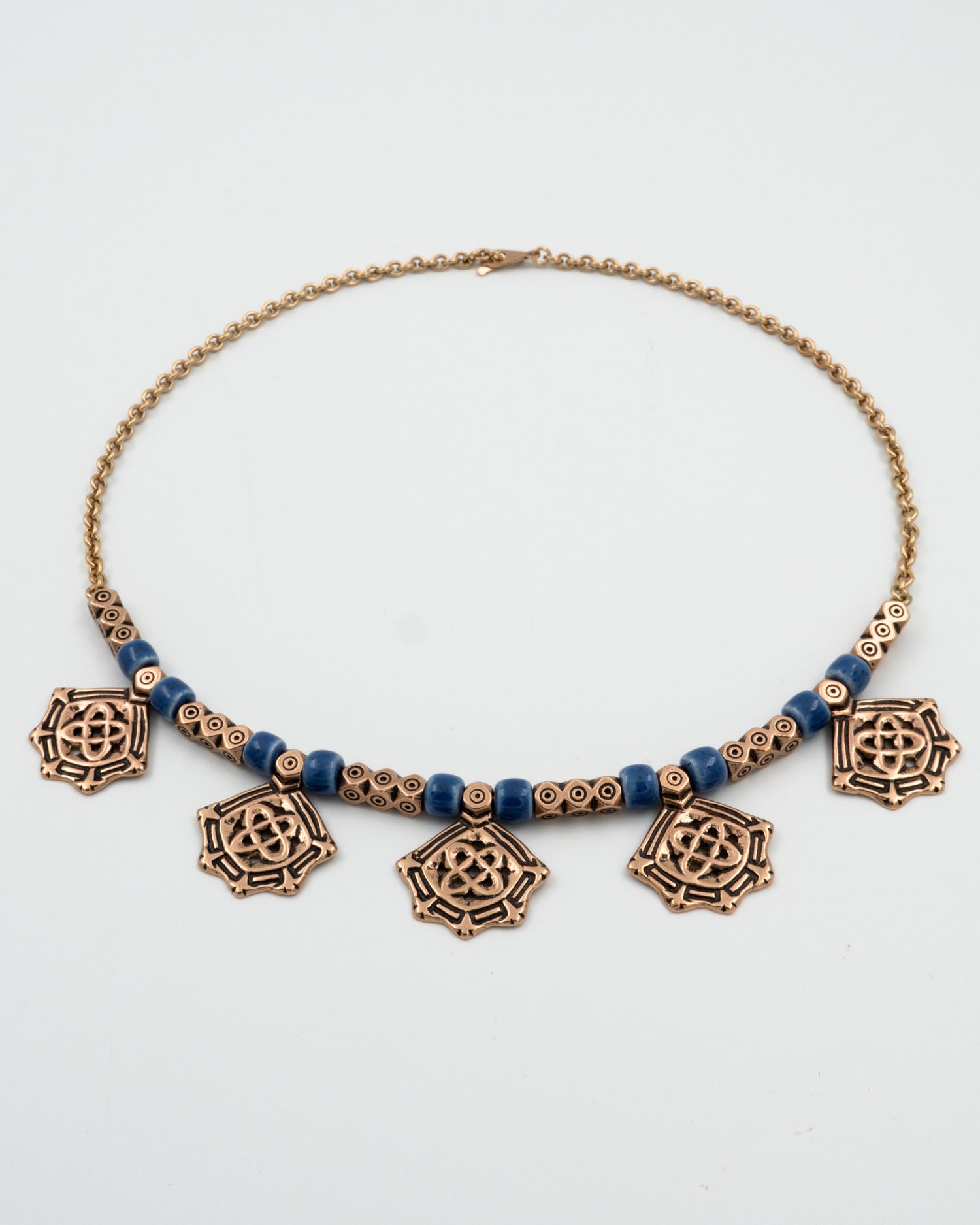 Pidetty Kanteletar-kaulakoru 47 cm pronssi v.sin. keramiikka