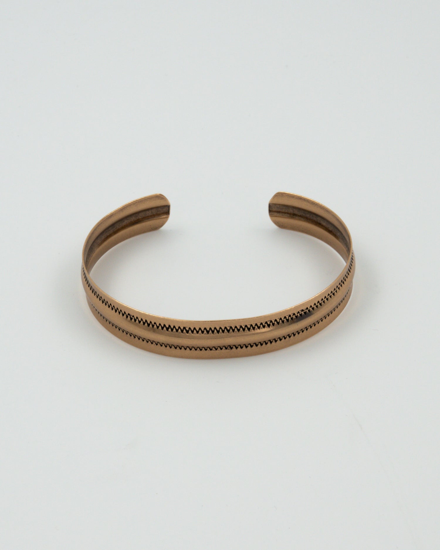 Pidetty kohoharjainen rannekoru Vöyristä pronssi