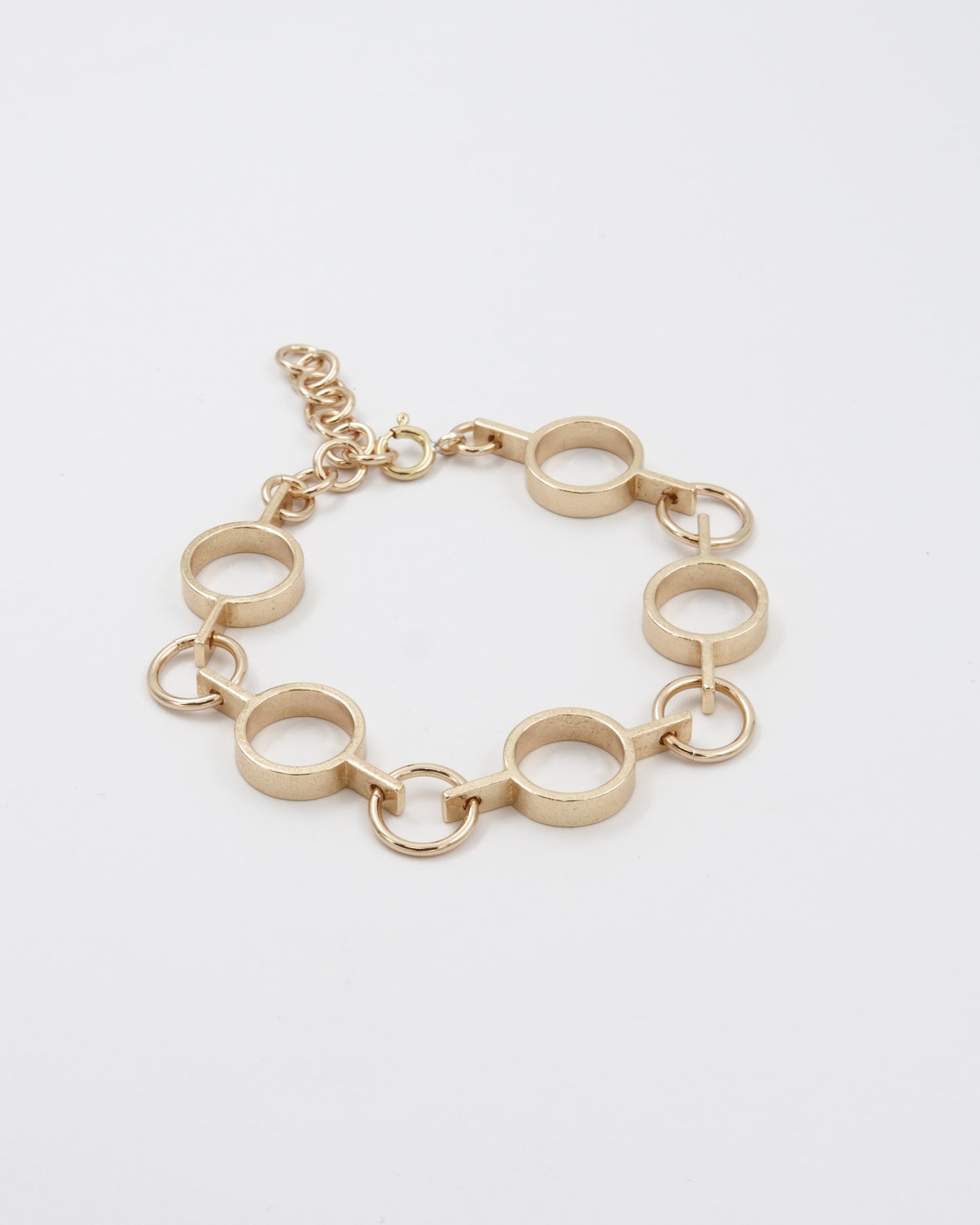 Pidetty Inger-rannekoru pronssi