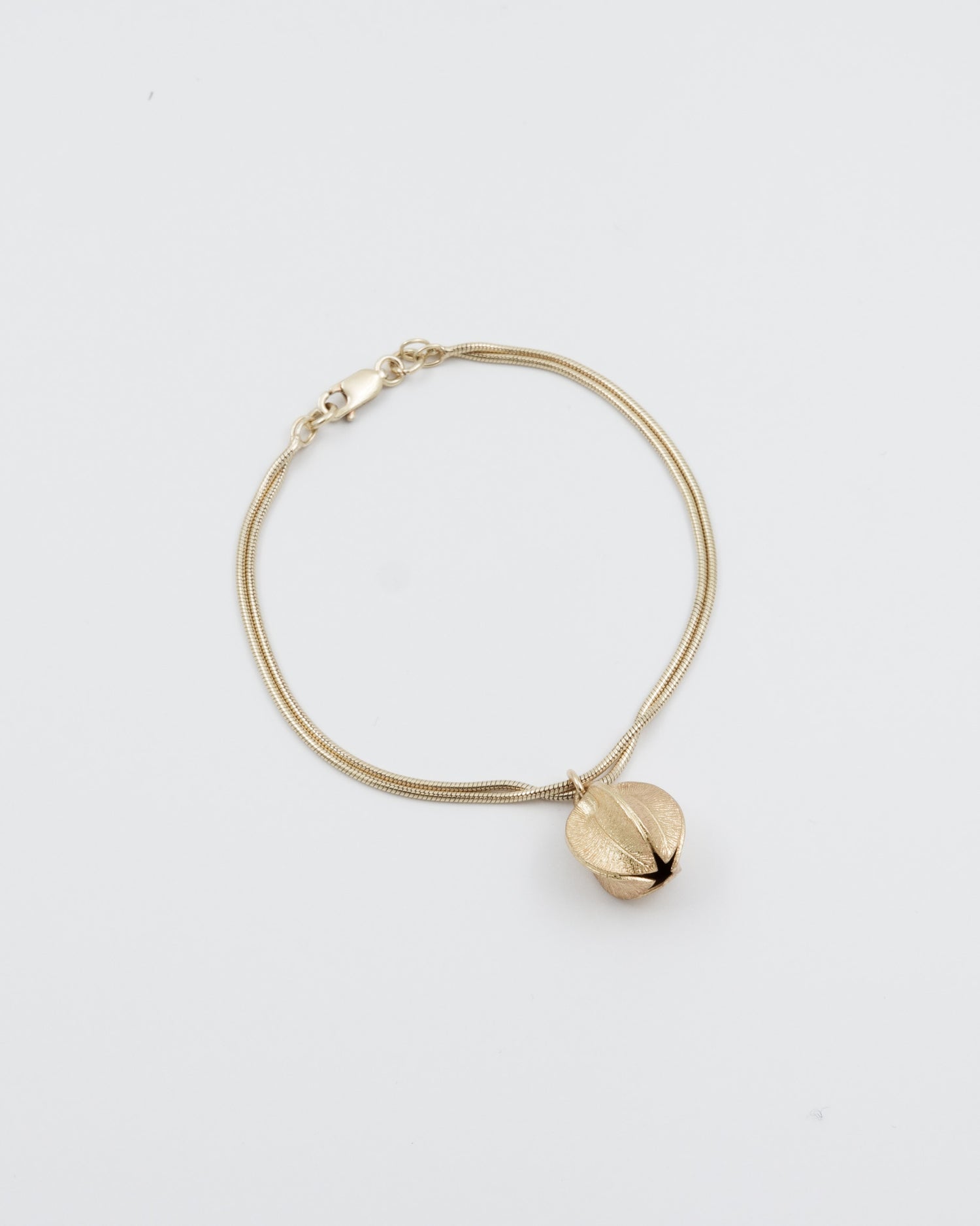 Pidetty Lumikukka-rannekoru pronssi