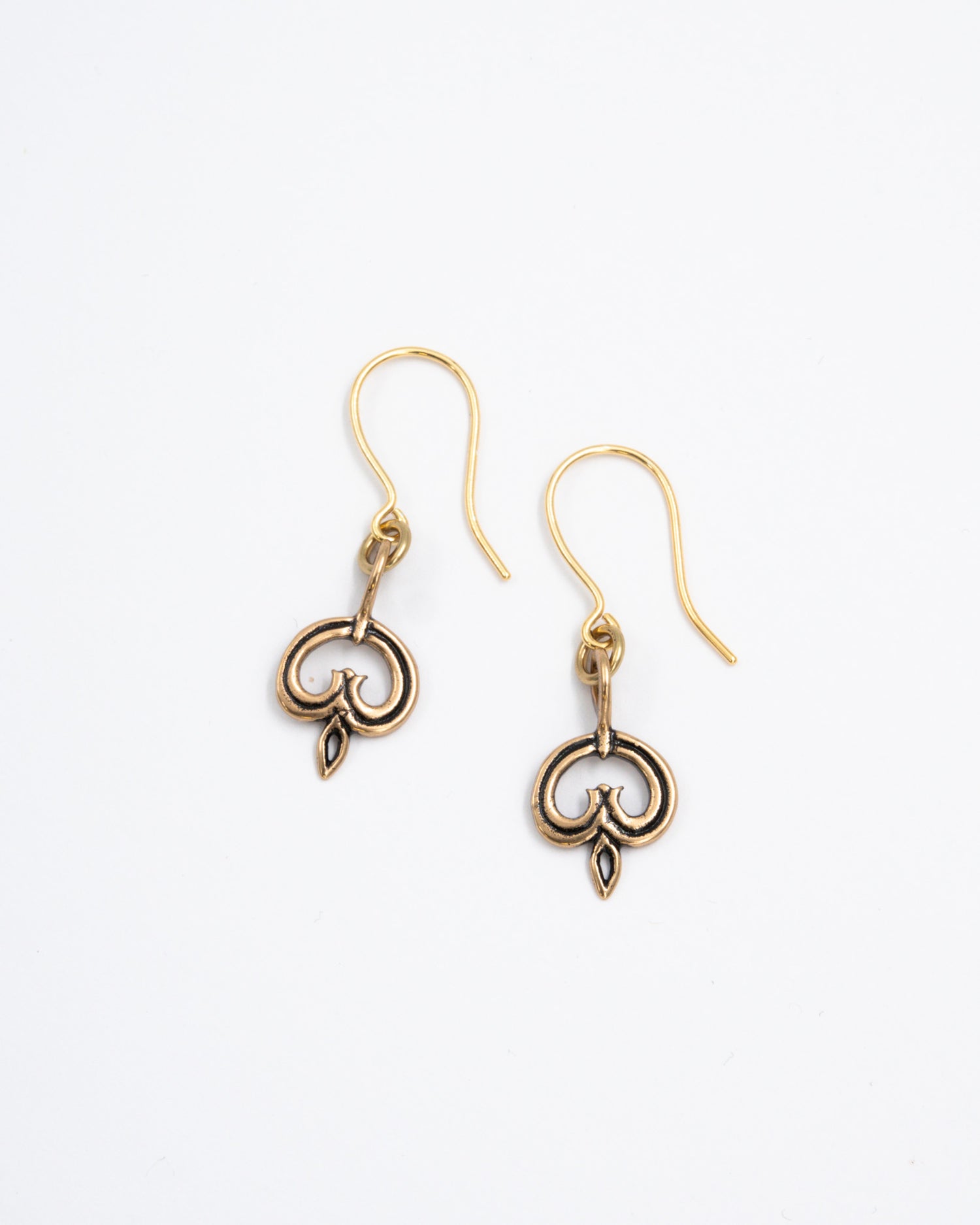 Pidetty Karjalainen nauhapunos -korvakorut lyhyt pronssi