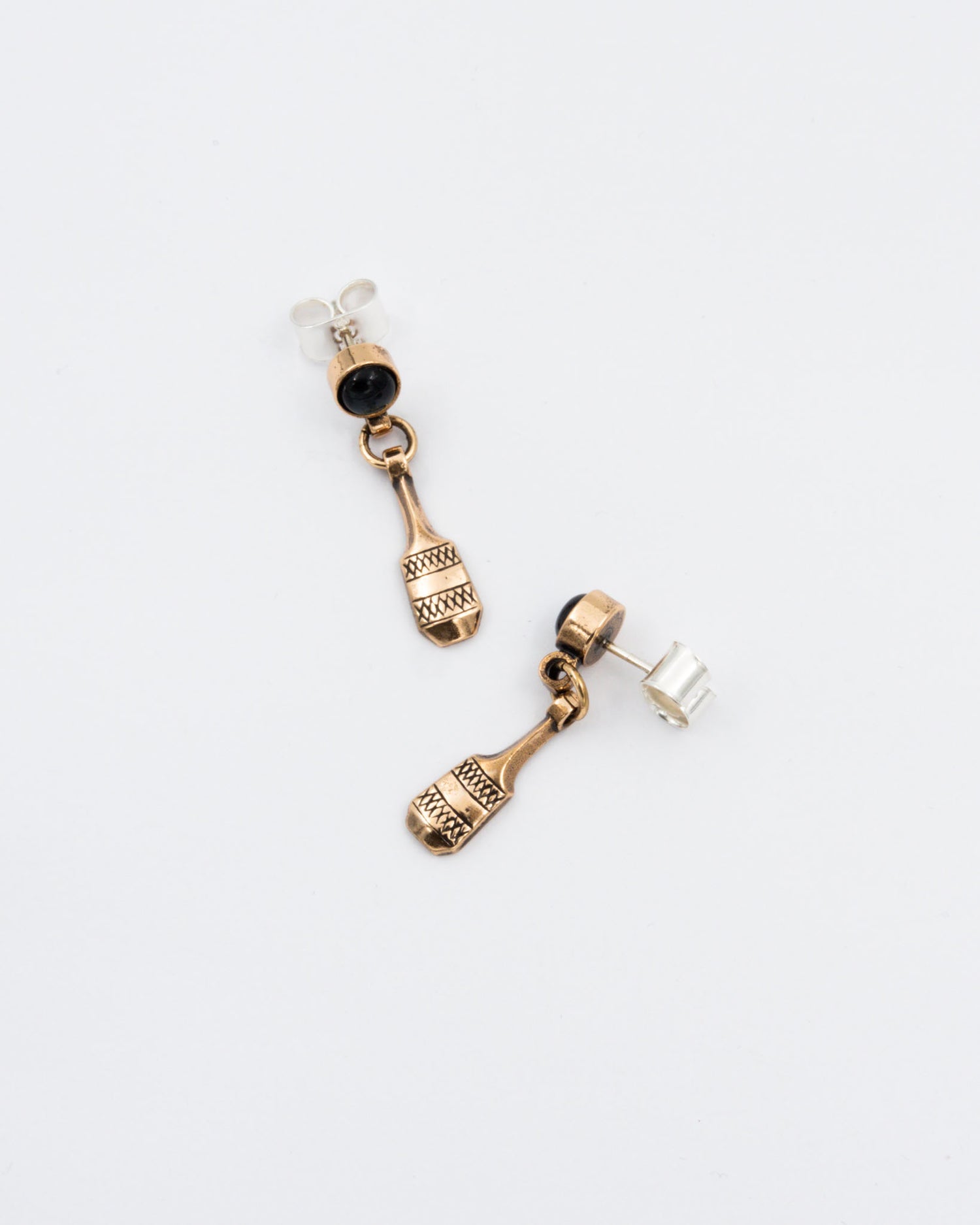 Pidetty Kehrääjä-korvakorut pronssi spektroliitti