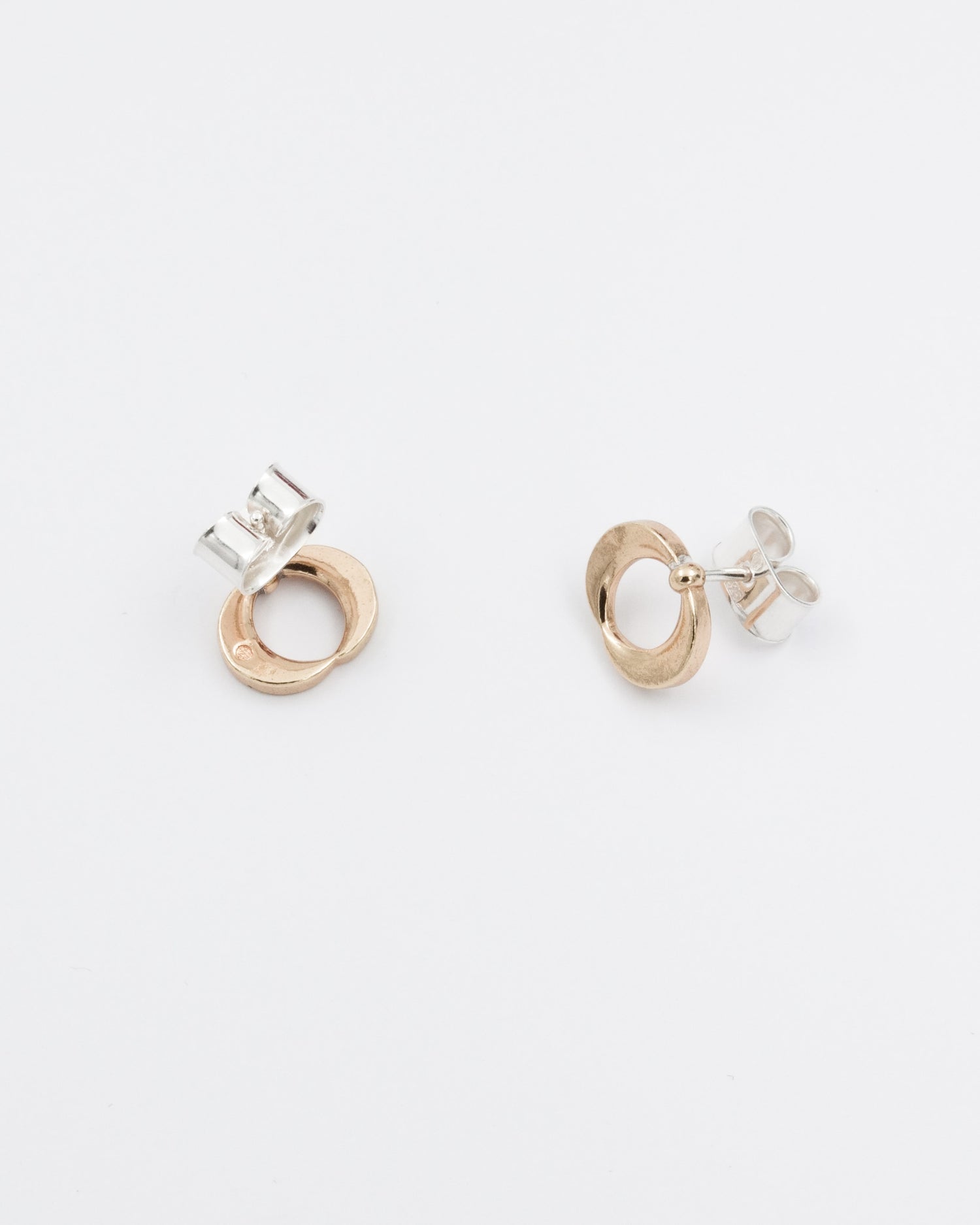 Pidetty Korona-korvakorut pronssi tappi