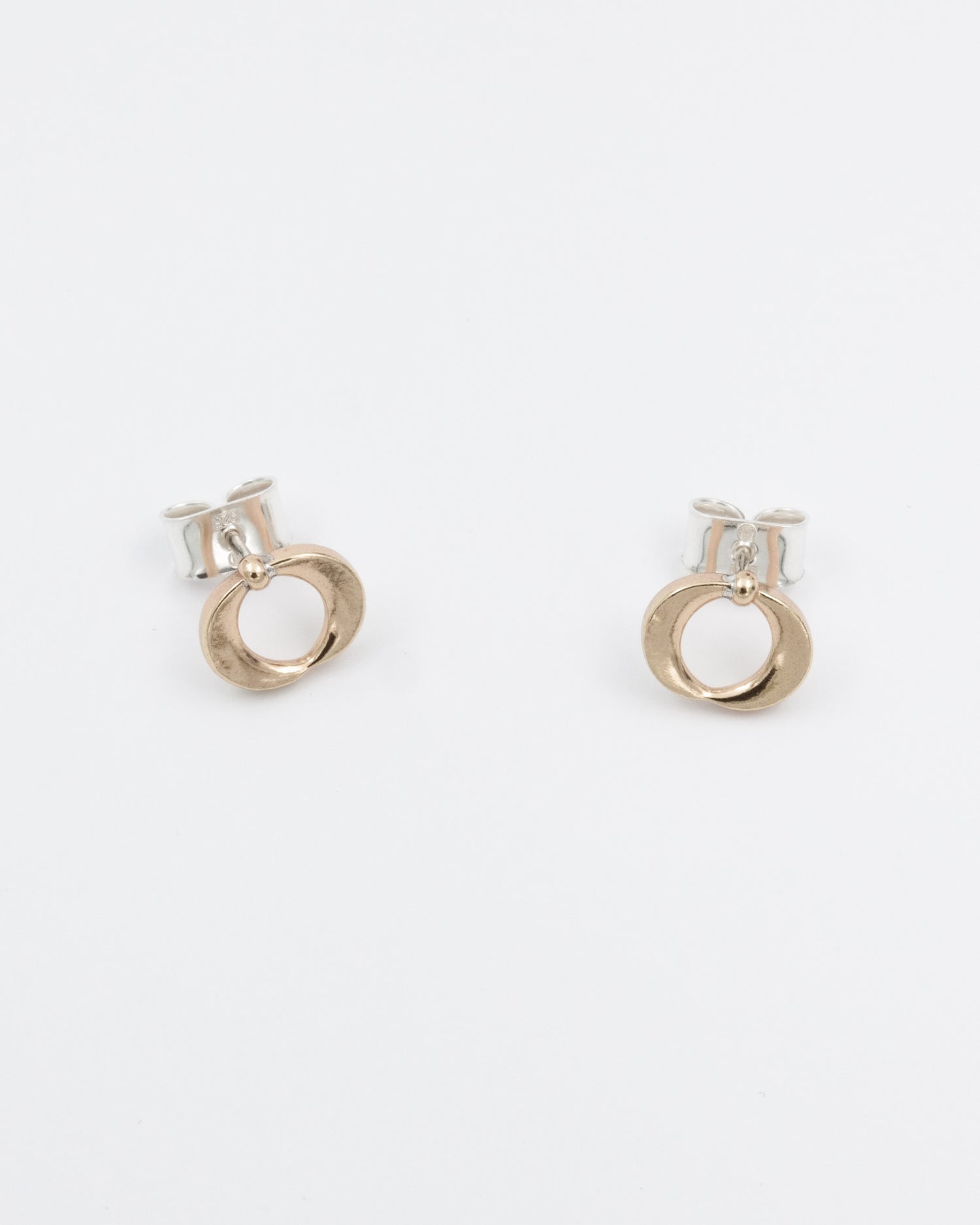 Pidetty Korona-korvakorut pronssi tappi