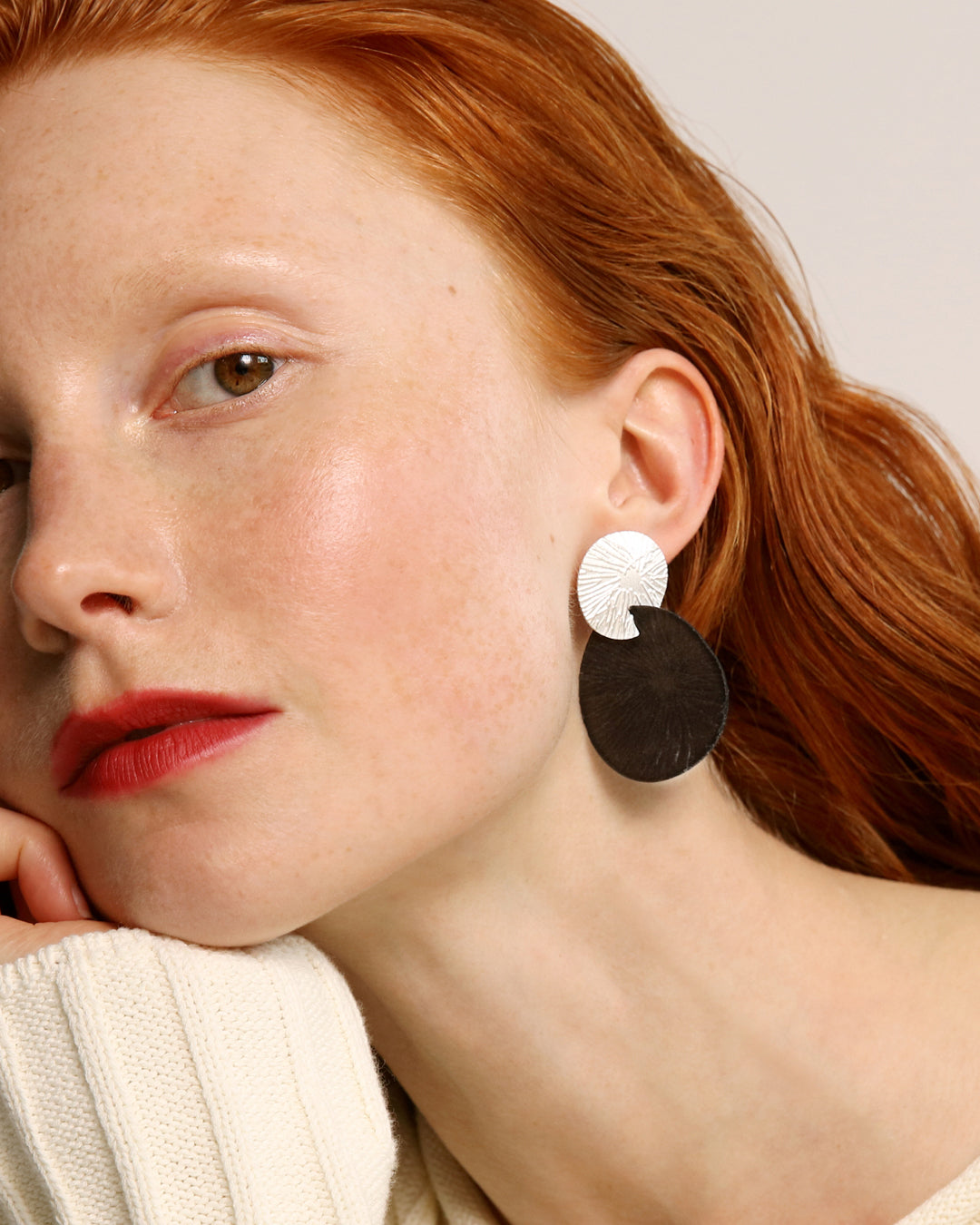 Nolla-korvakorut hopea musta