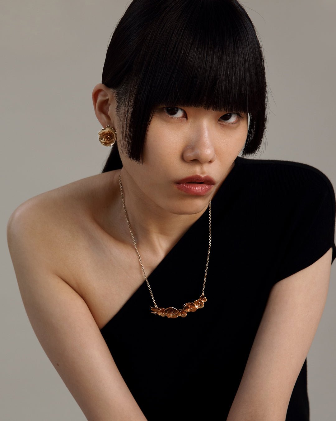 Kesäyön ruusu -korvakorut pronssi puolipari vasen