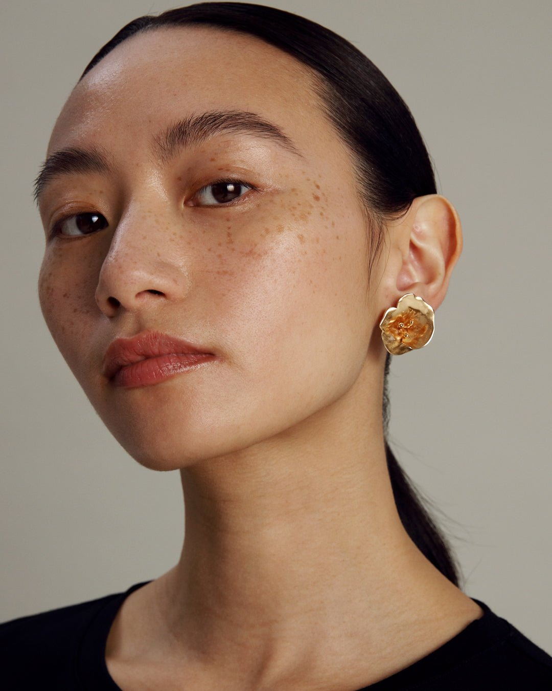 Kesäyön ruusu -korvakoru pronssi yksi kappale