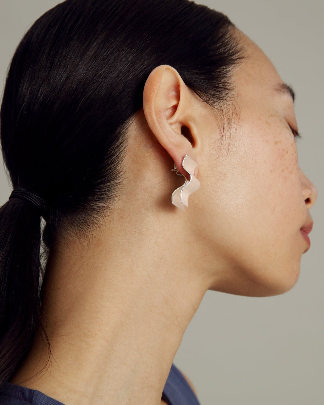 Vetovoima-korvakorut hopea