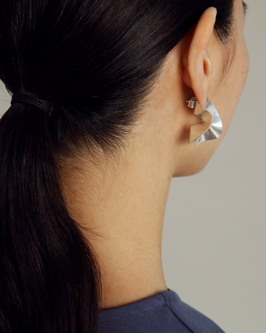 Vetovoima-korvakorut pyöreä hopea