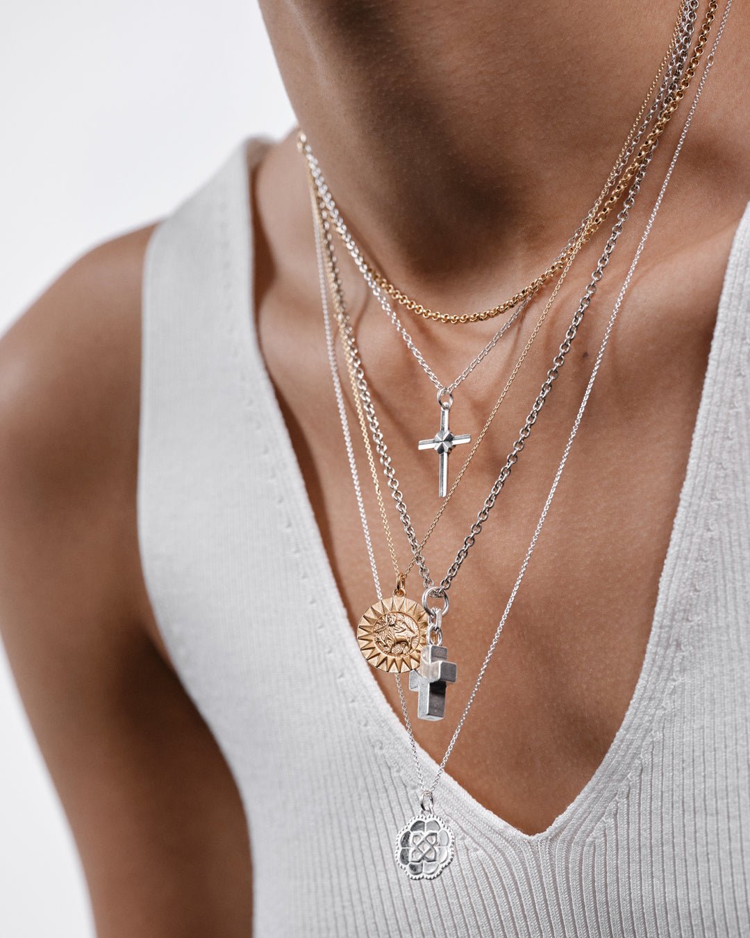 Neliapila-ristiriipus hopea