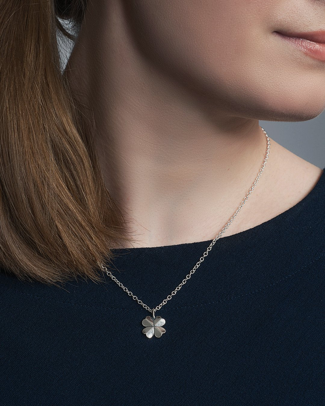 Neliapila-riipus hopea