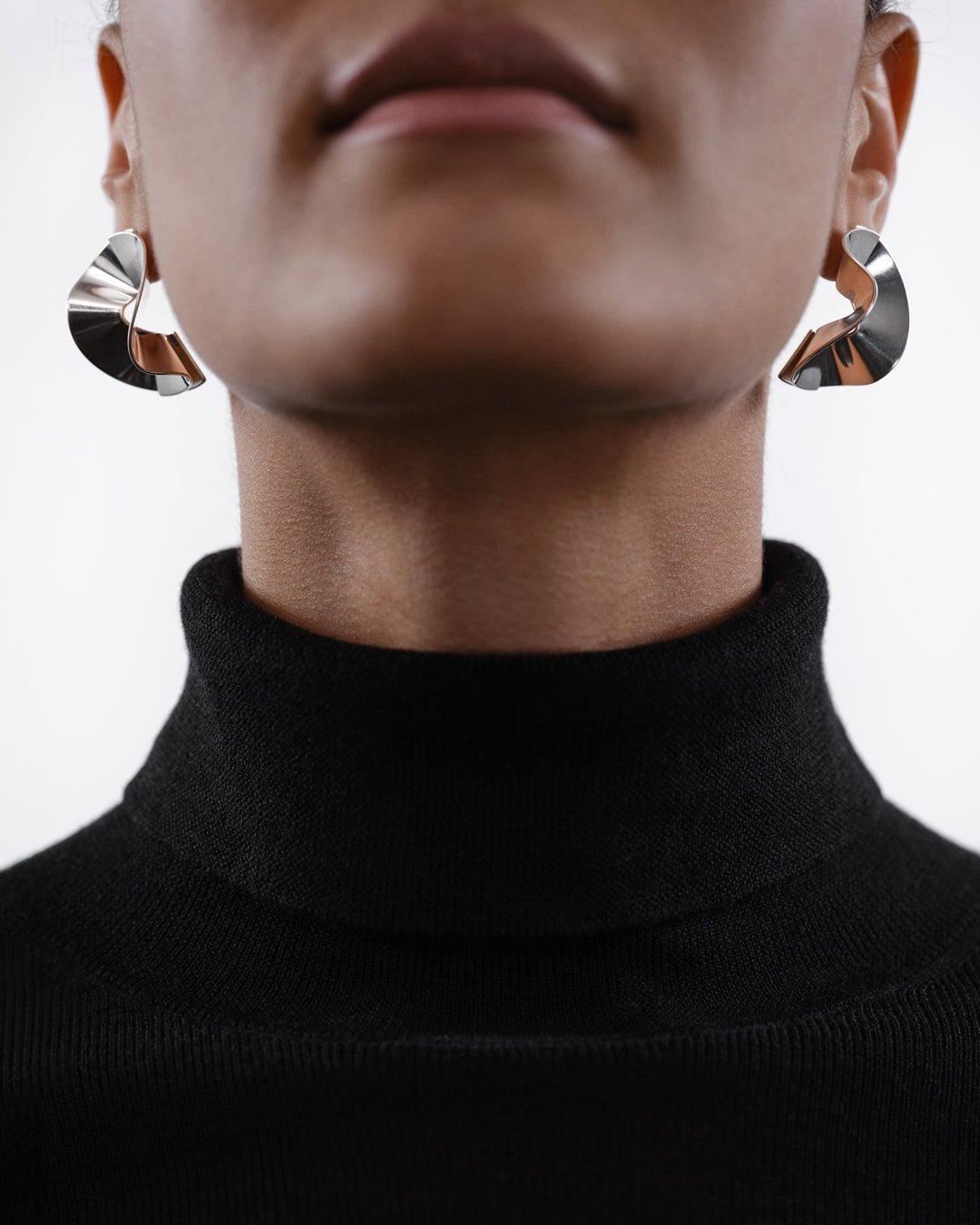 Vetovoima-korvakorut pyöreä hopea puolipari oikea