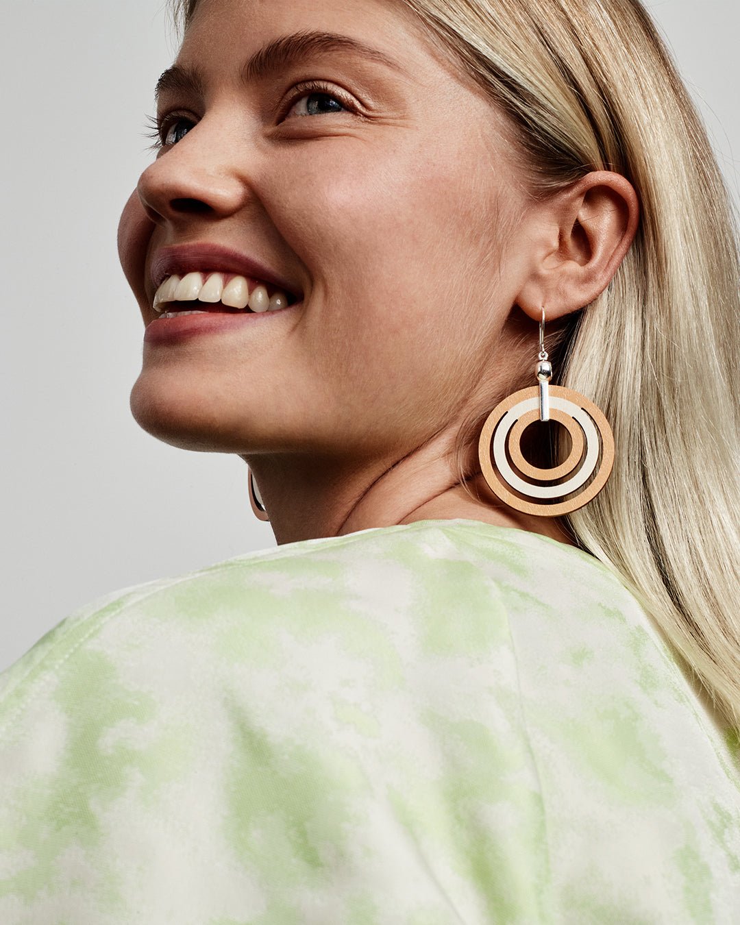 Ähtävän vanerikorvakorut oranssi