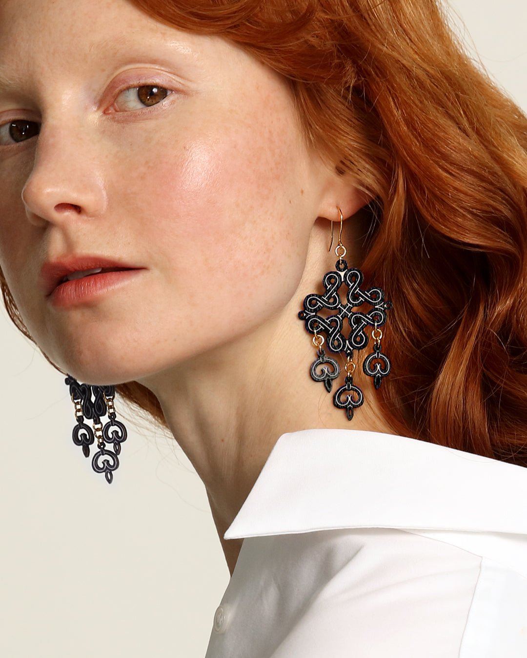 Karjalainen nauhapunos-vanerikorvakorut musta