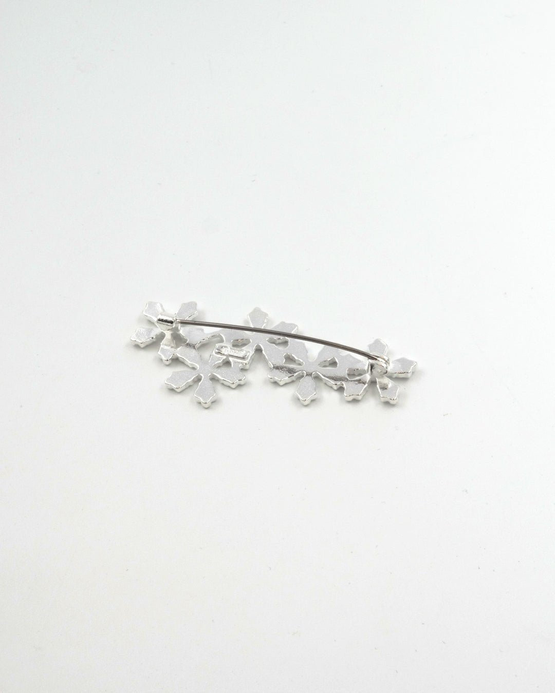 Pidetty Lumihiutale-rintakoru hopea