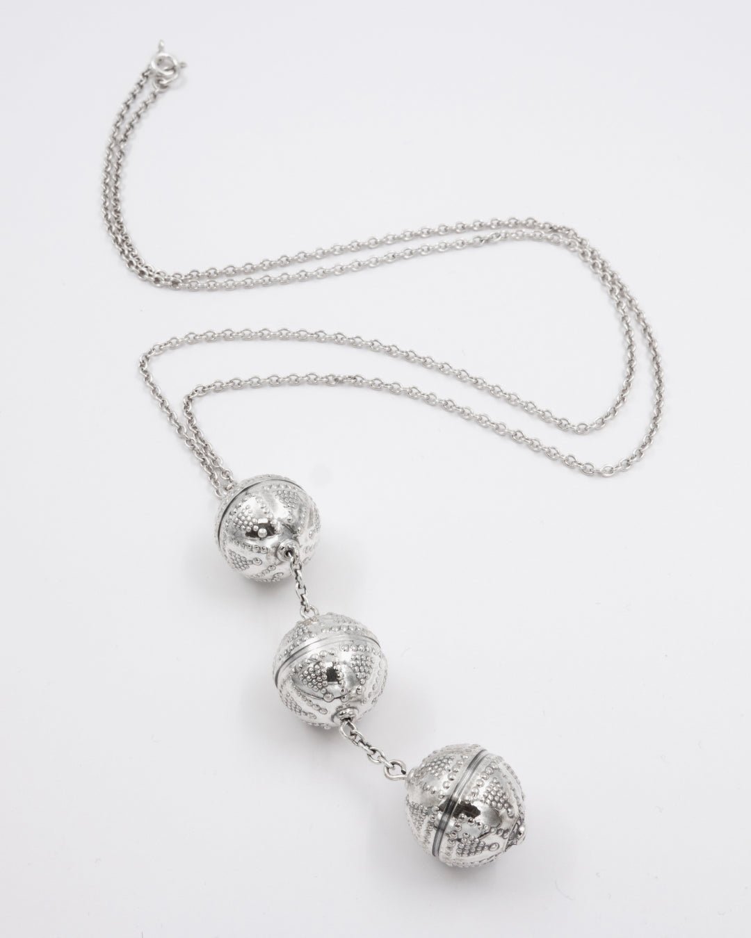 Pidetty Halikon filigraanipalloriipus 70 cm hopea