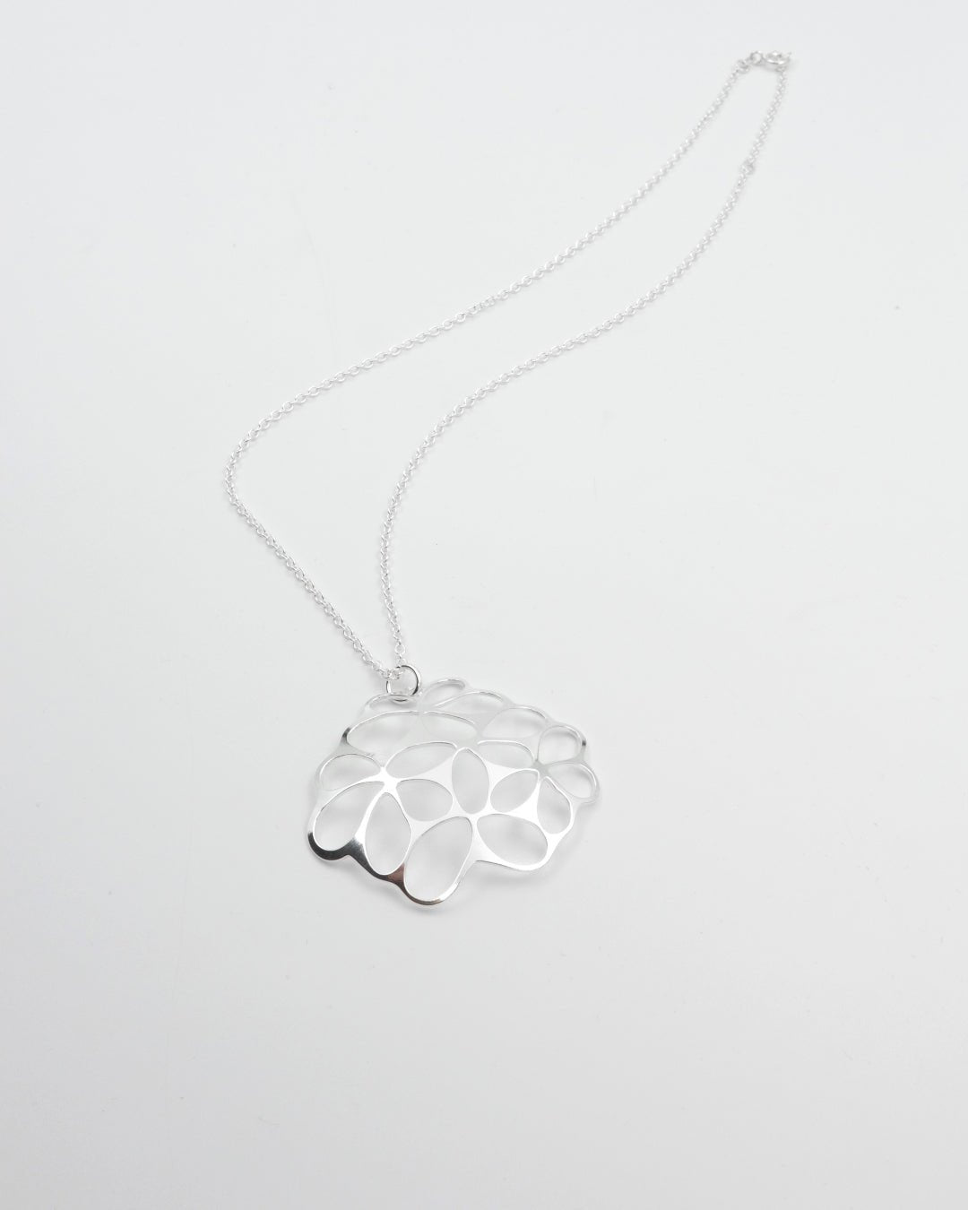 Pidetty Mimosan hetki -riipus 50 cm hopea