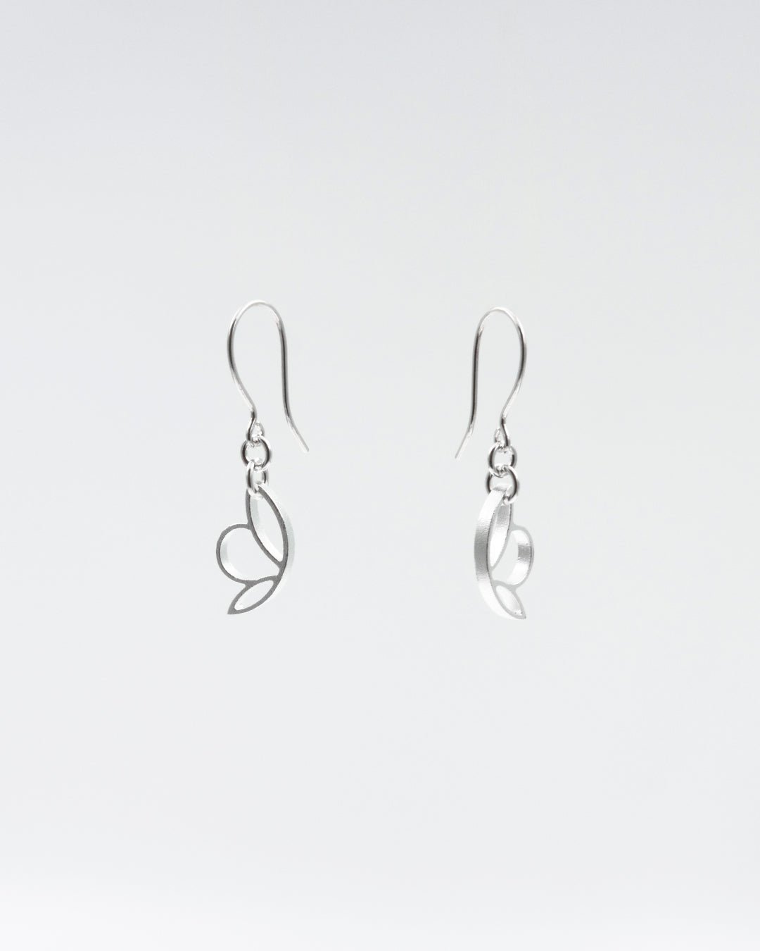 Pidetty Kukkaiskeiju-korvakorut hopea