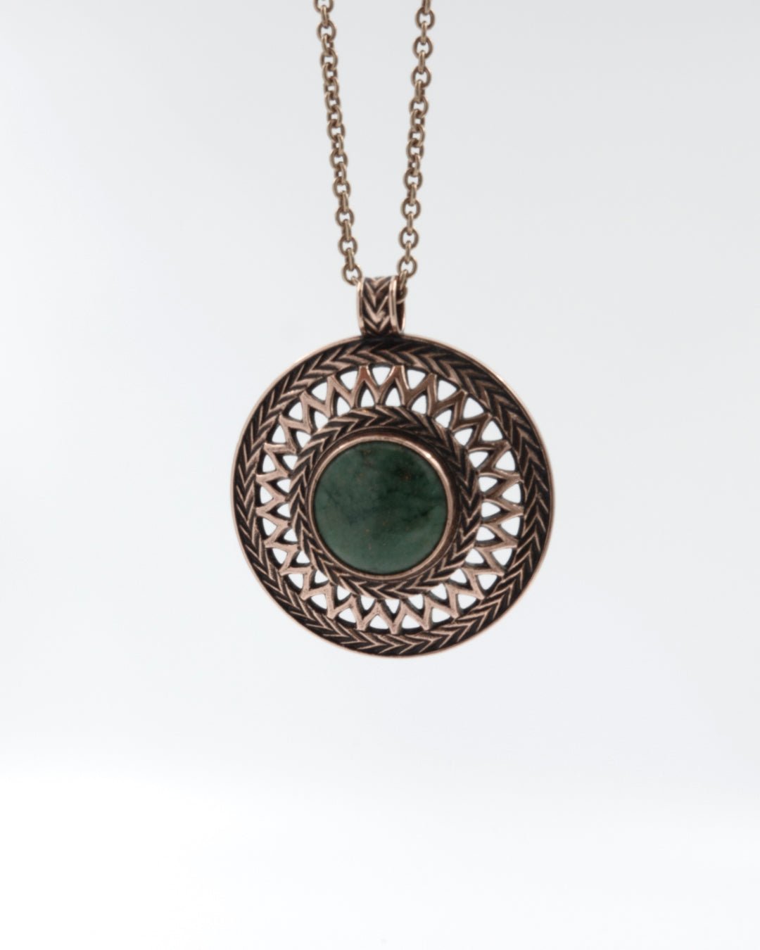 Pidetty Uskelan riipus 70 cm pronssi kromimarmori