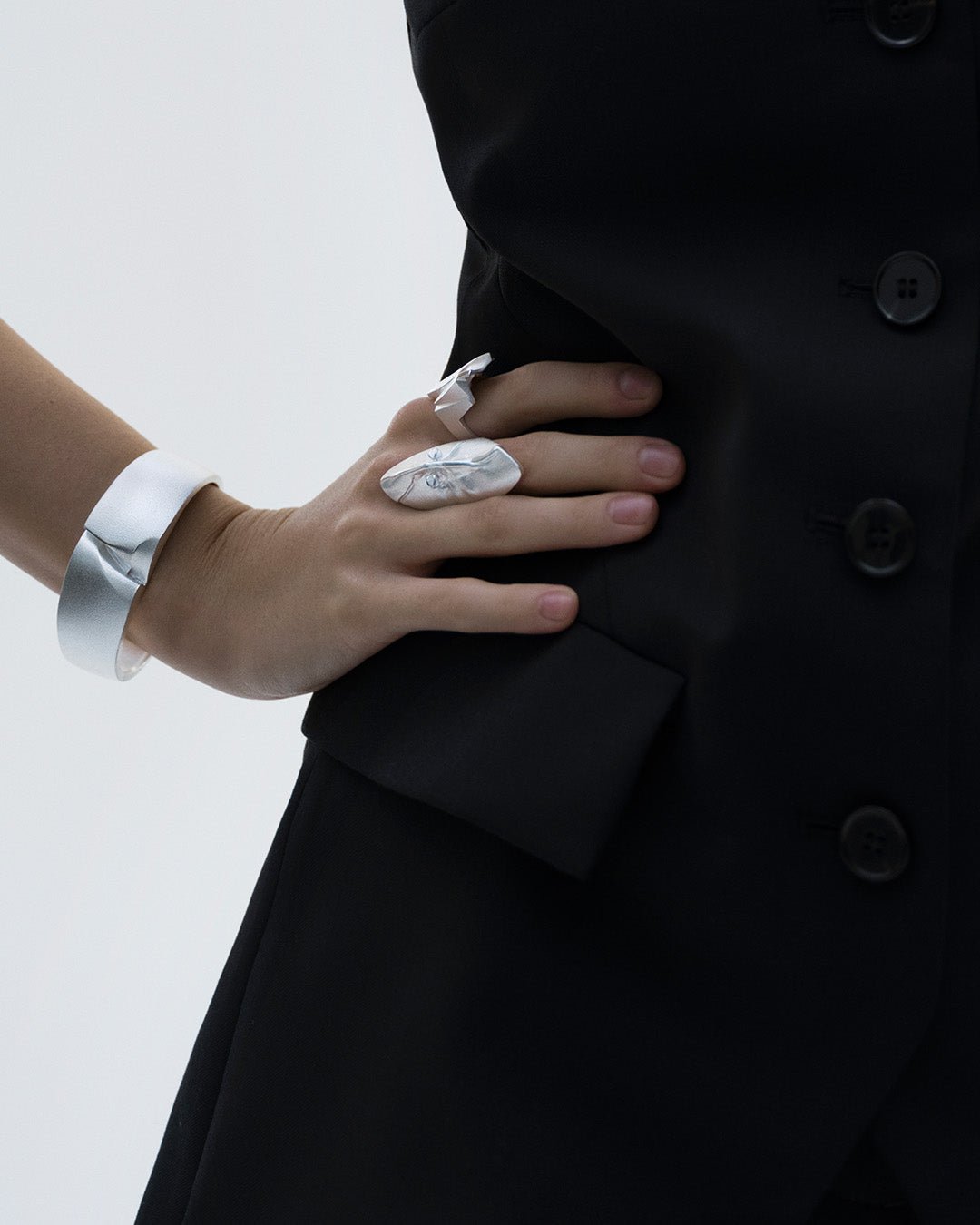 Gondan naamio -sormus hopea