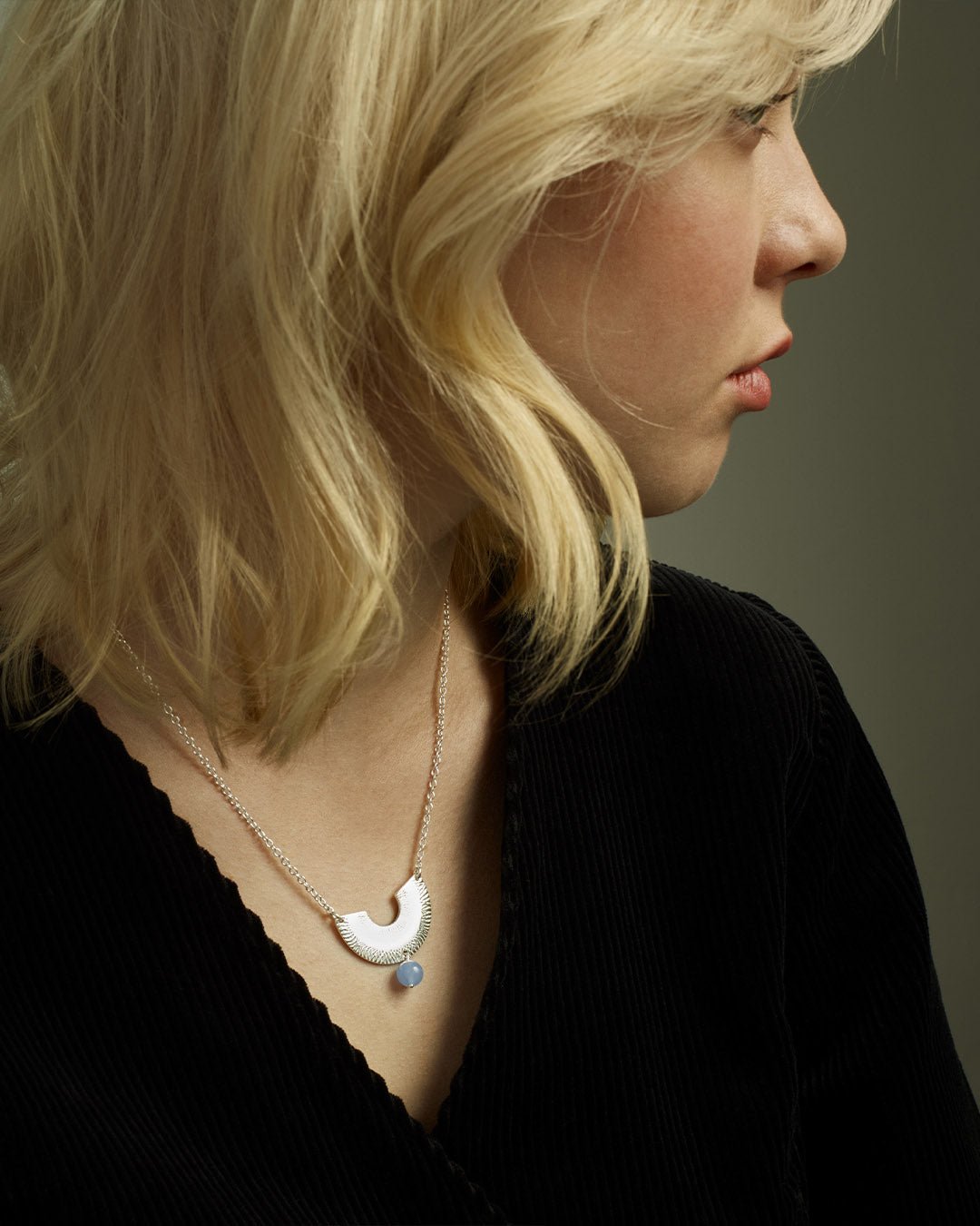 Kaaria-kaulakoru hopea