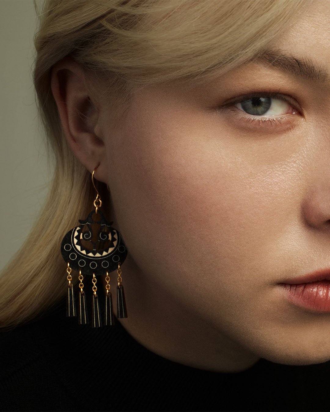 Kuutar-vanerikorvakorut musta