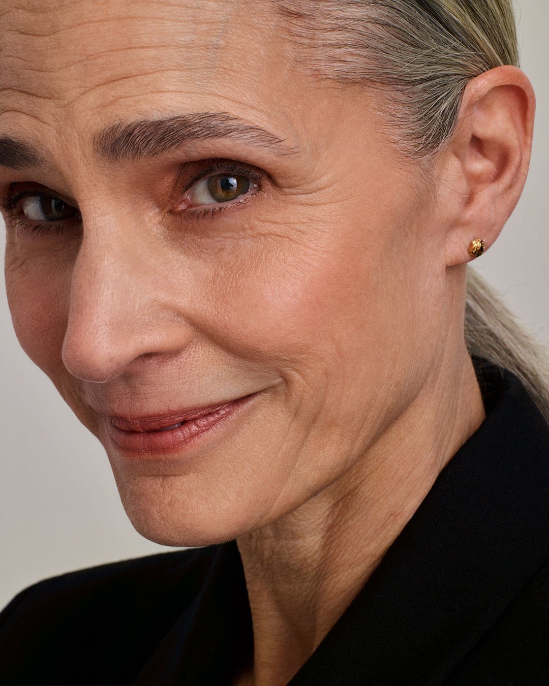 Mini tip earrings gold half pair left