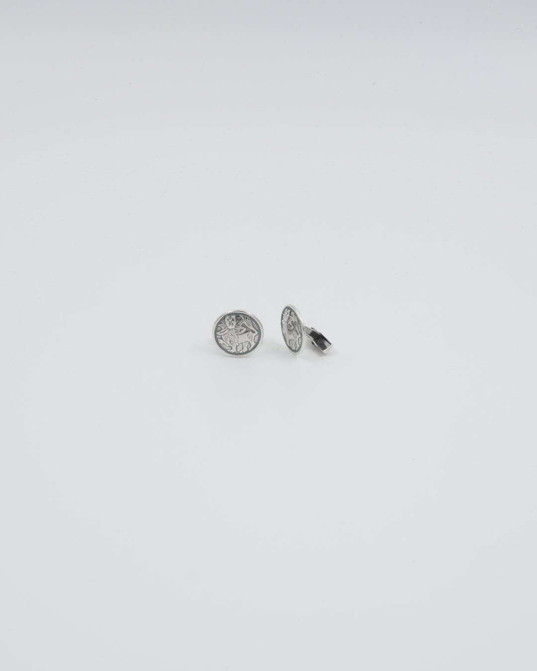 Pidetty Aurinkoleijona-kalvosinnapit hopea