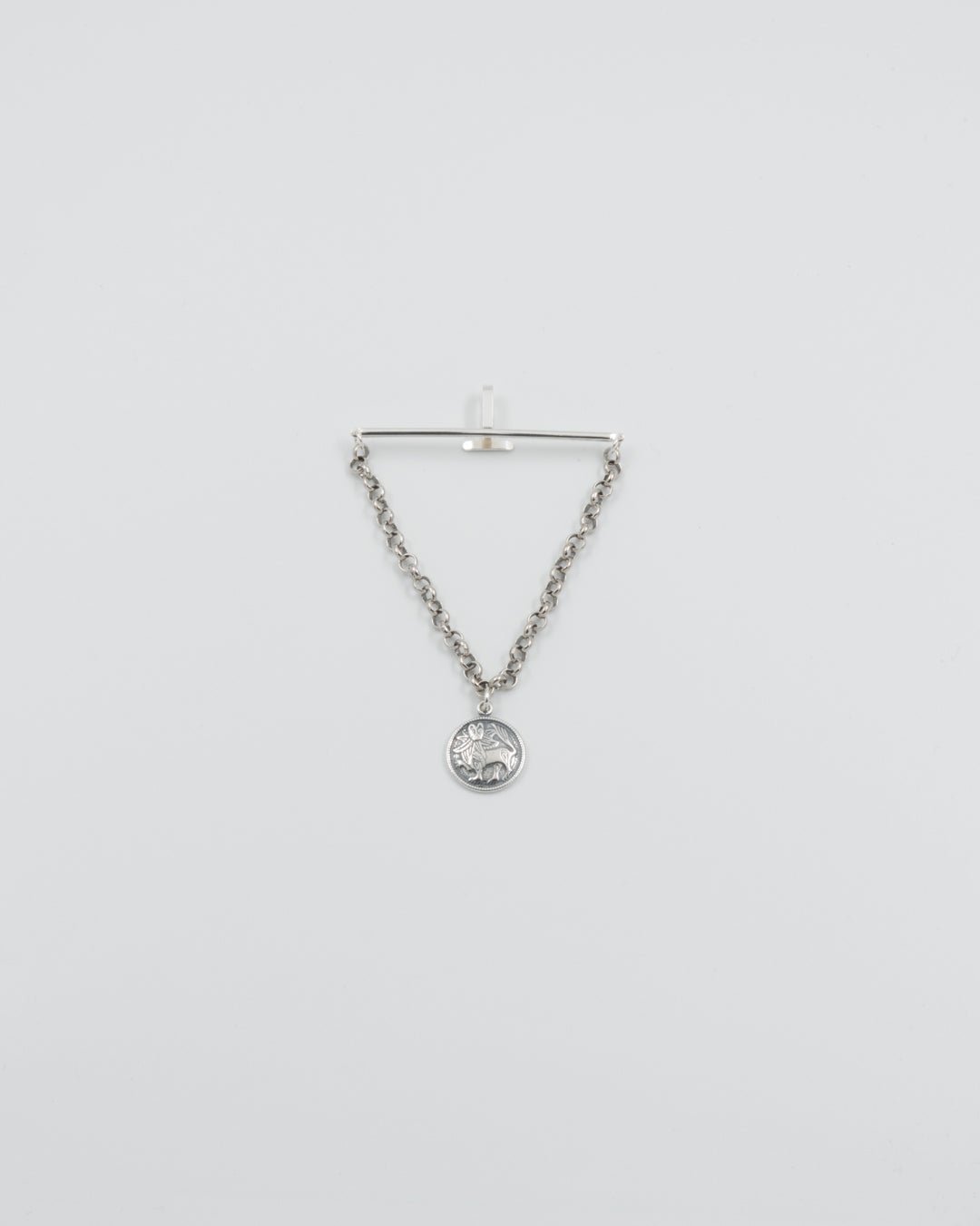 Pidetty Aurinkoleijona-solmioneula ketjulla hopea