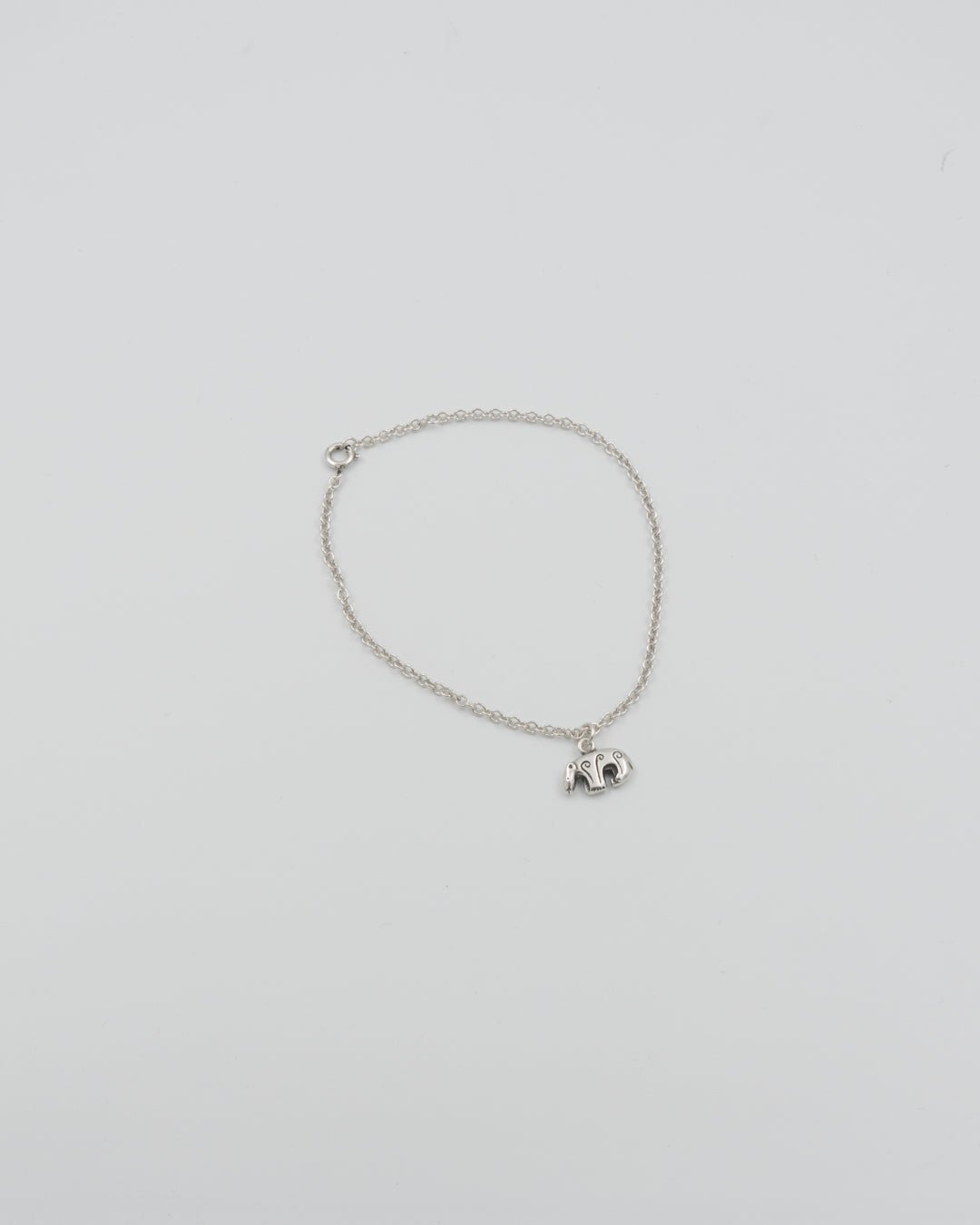 Pidetty Kalevankarhu-nilkkaketju hopea