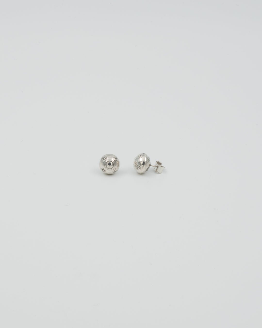 Pidetty Liljendahlin -korvakorut tappi hopea