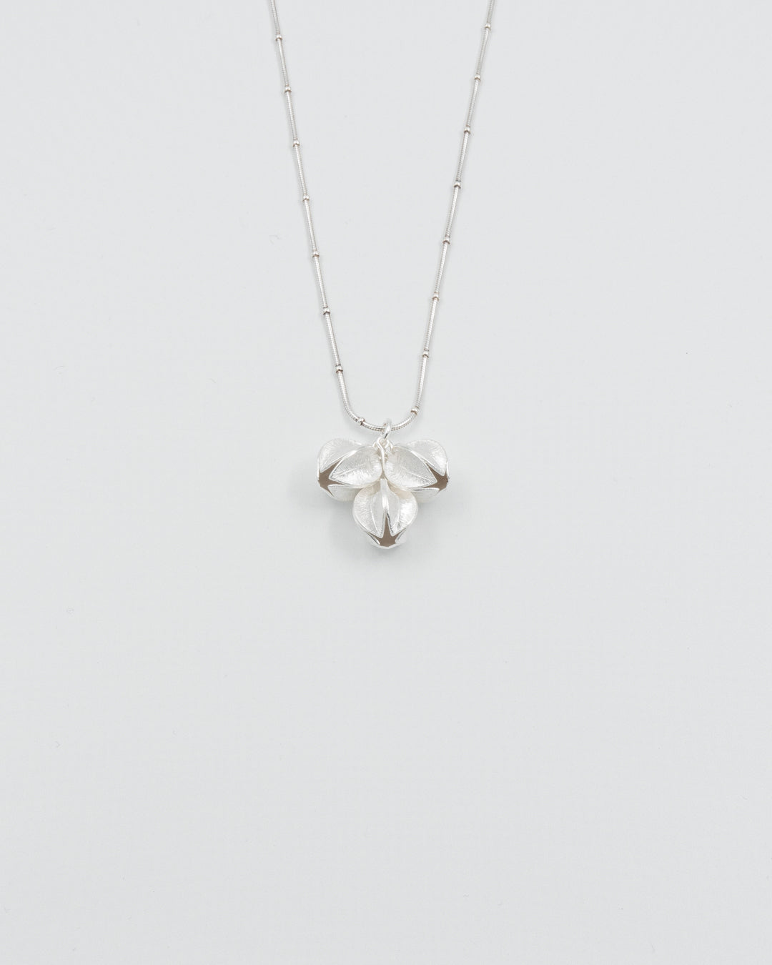 Pidetty Lumikukka-riipus 3-kukkainen hopea 42 cm