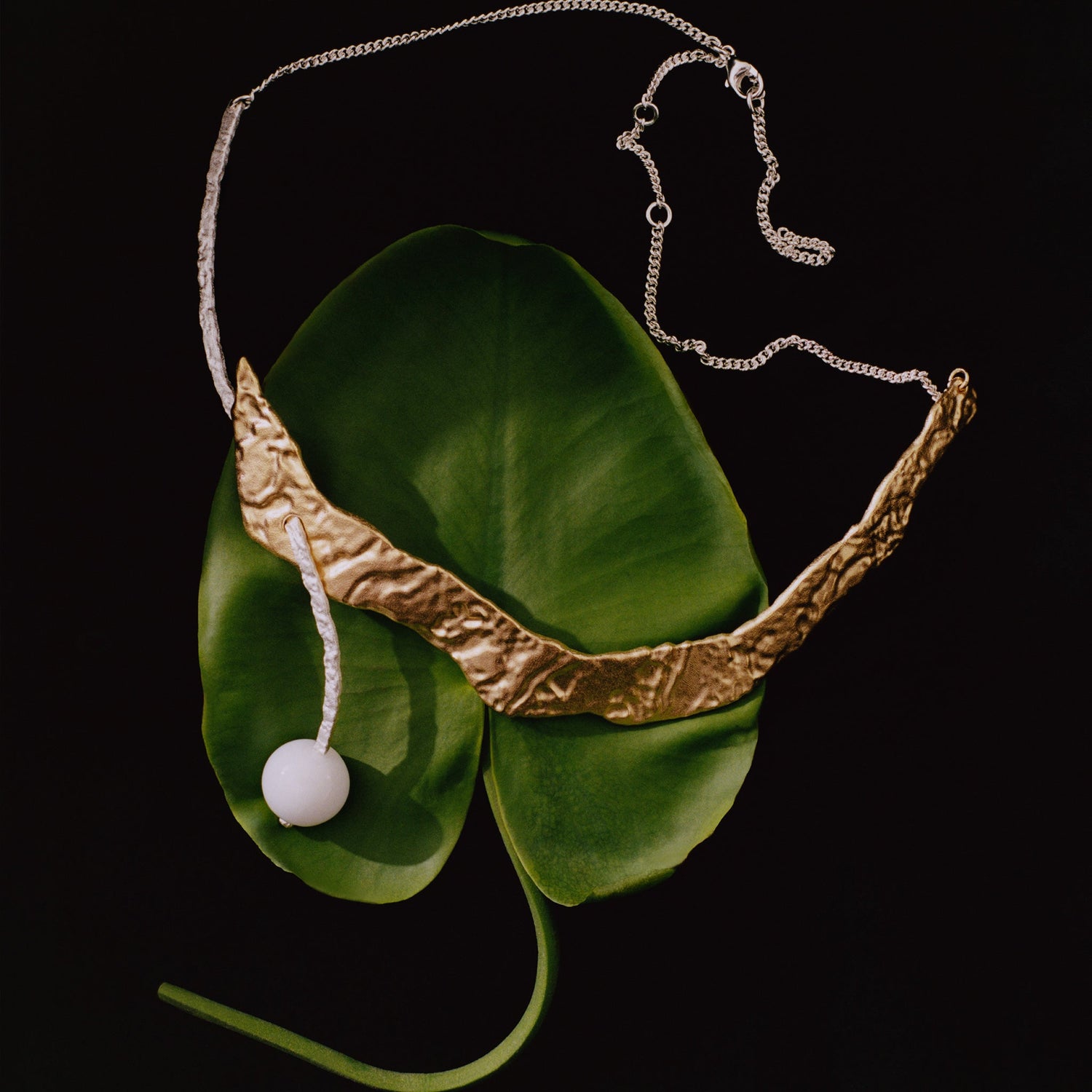 Isot ja näyttävät kaulakorut