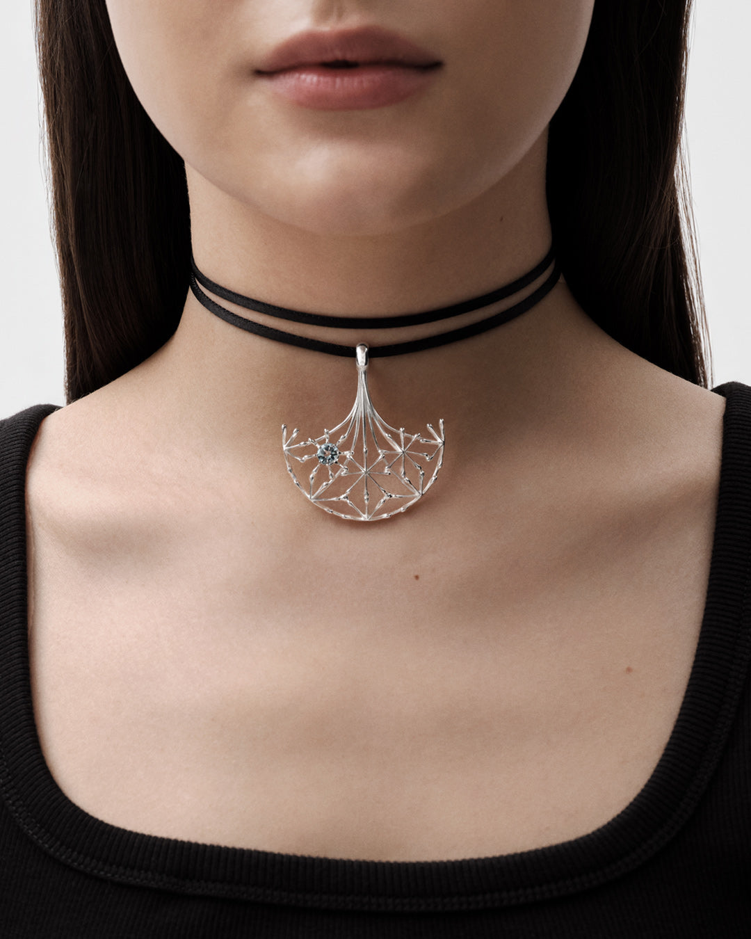 Naisen ääni -riipus hopea topaasi