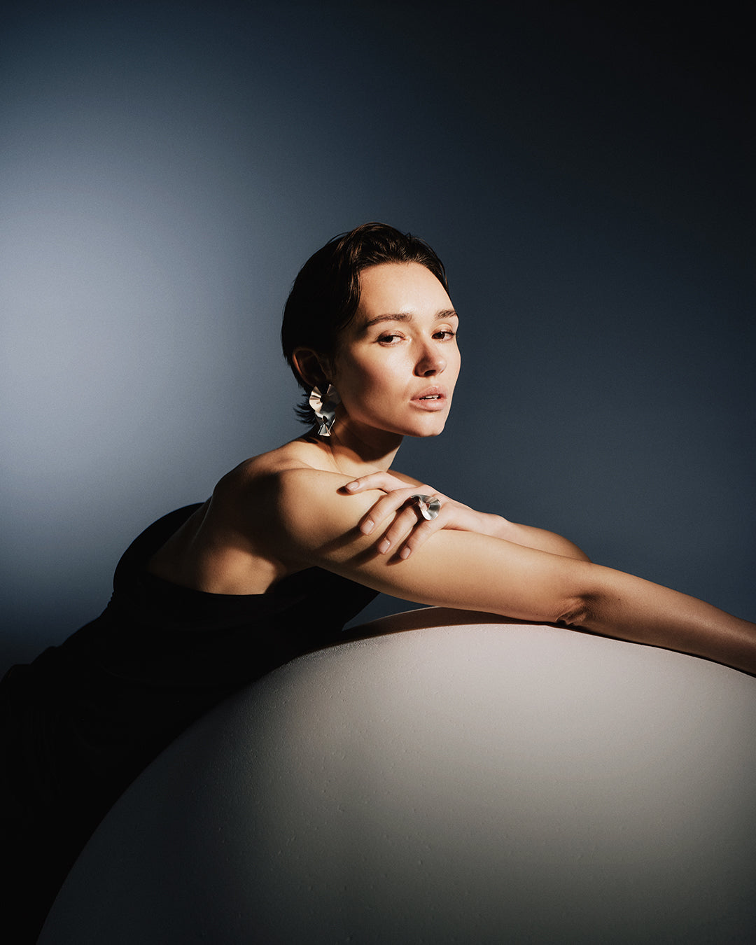 Vetovoima-sormus hopea