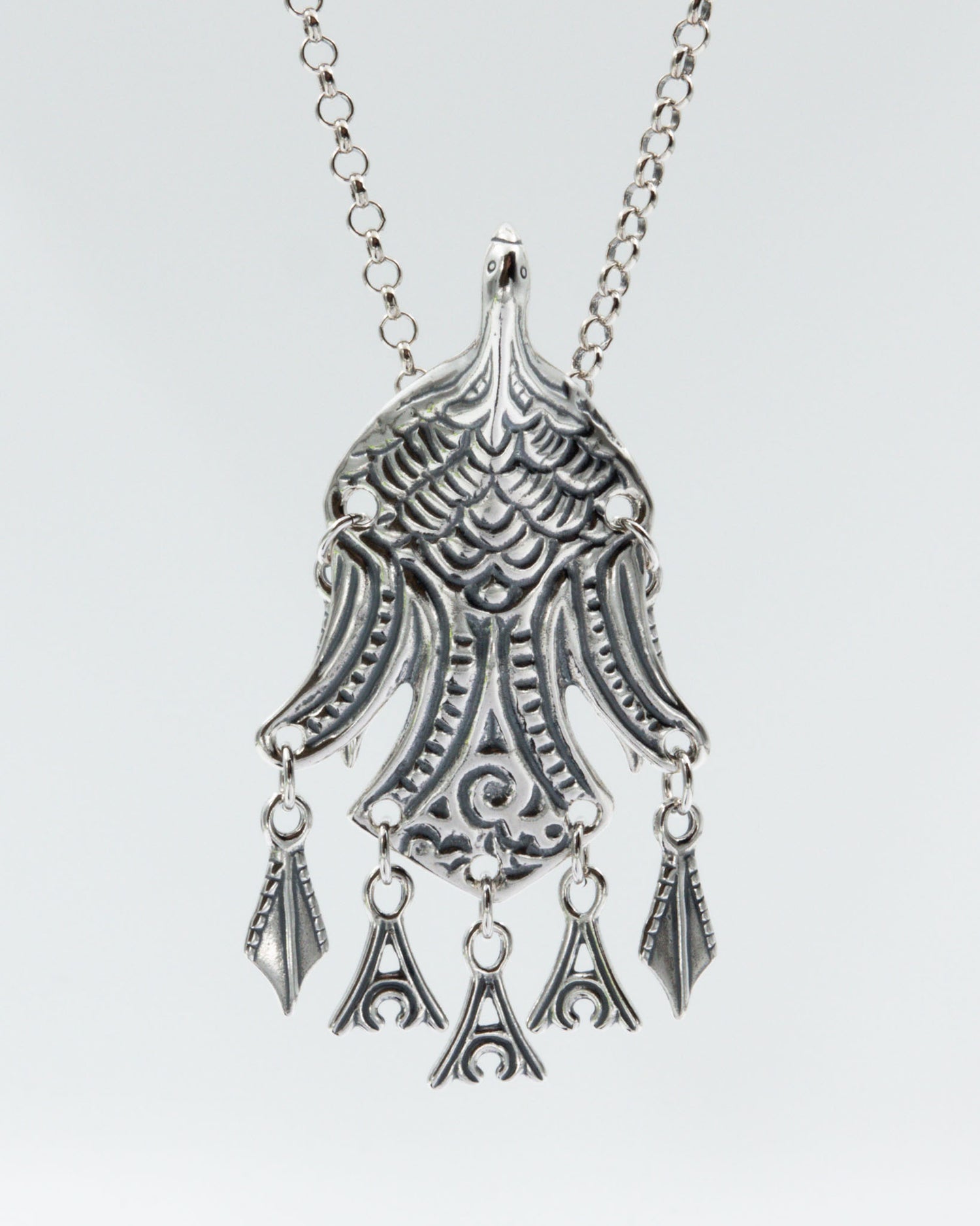 Pidetty Uhtuan sotka -solkiriipus hopea 85 cm