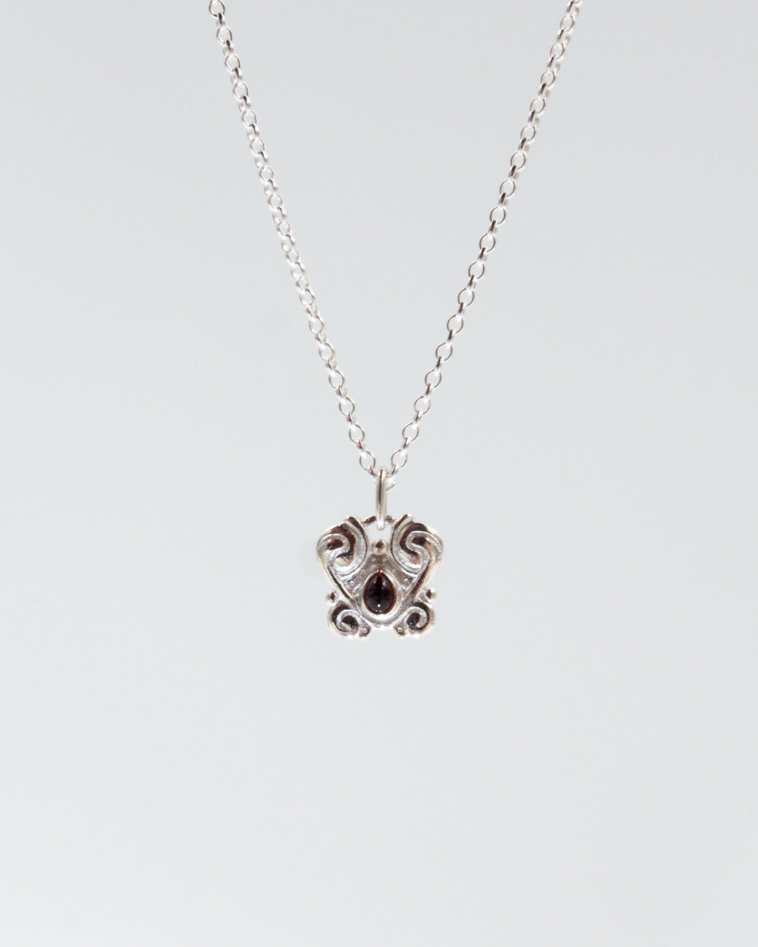 Pidetty Perhosen sydän -riipus hopea granaatti