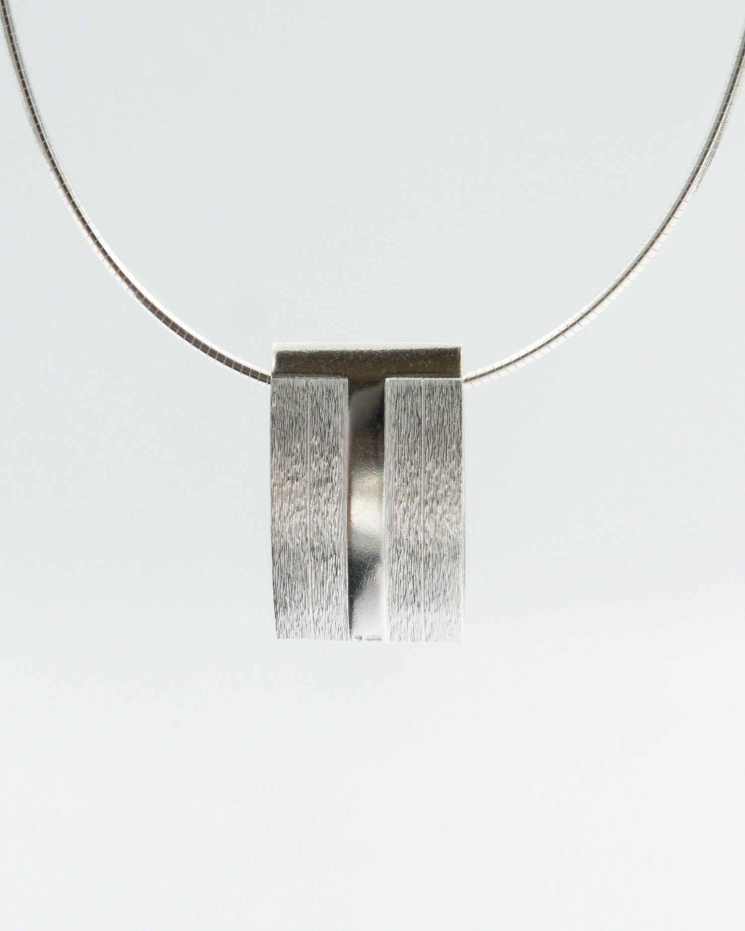 Pidetty Opus-riipus vaijerilla hopea