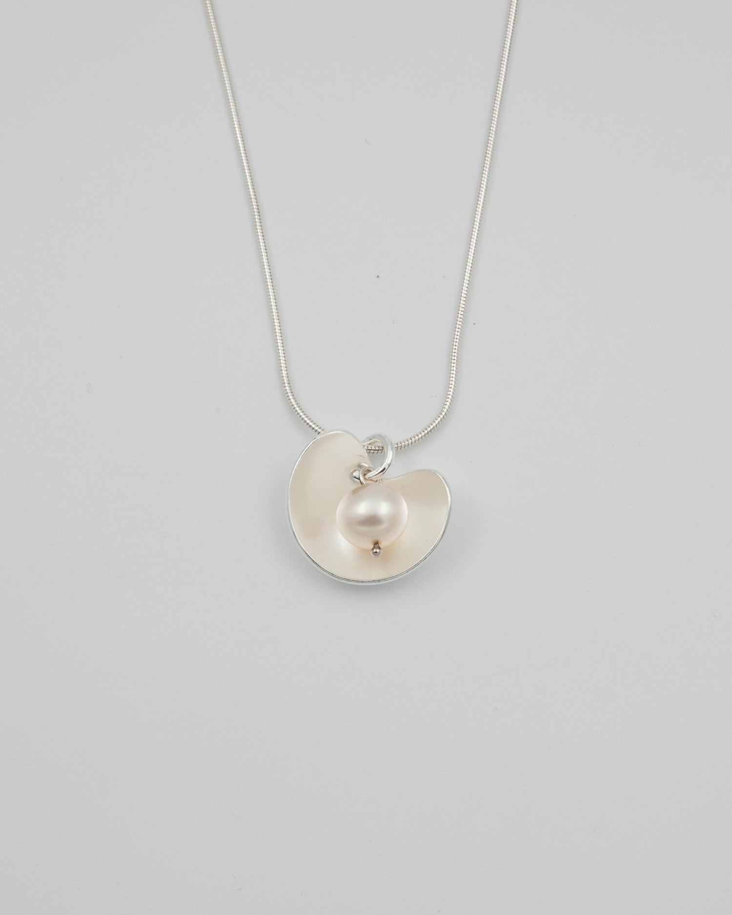 Kept in Suojassa pendant 45 cm silver pearl